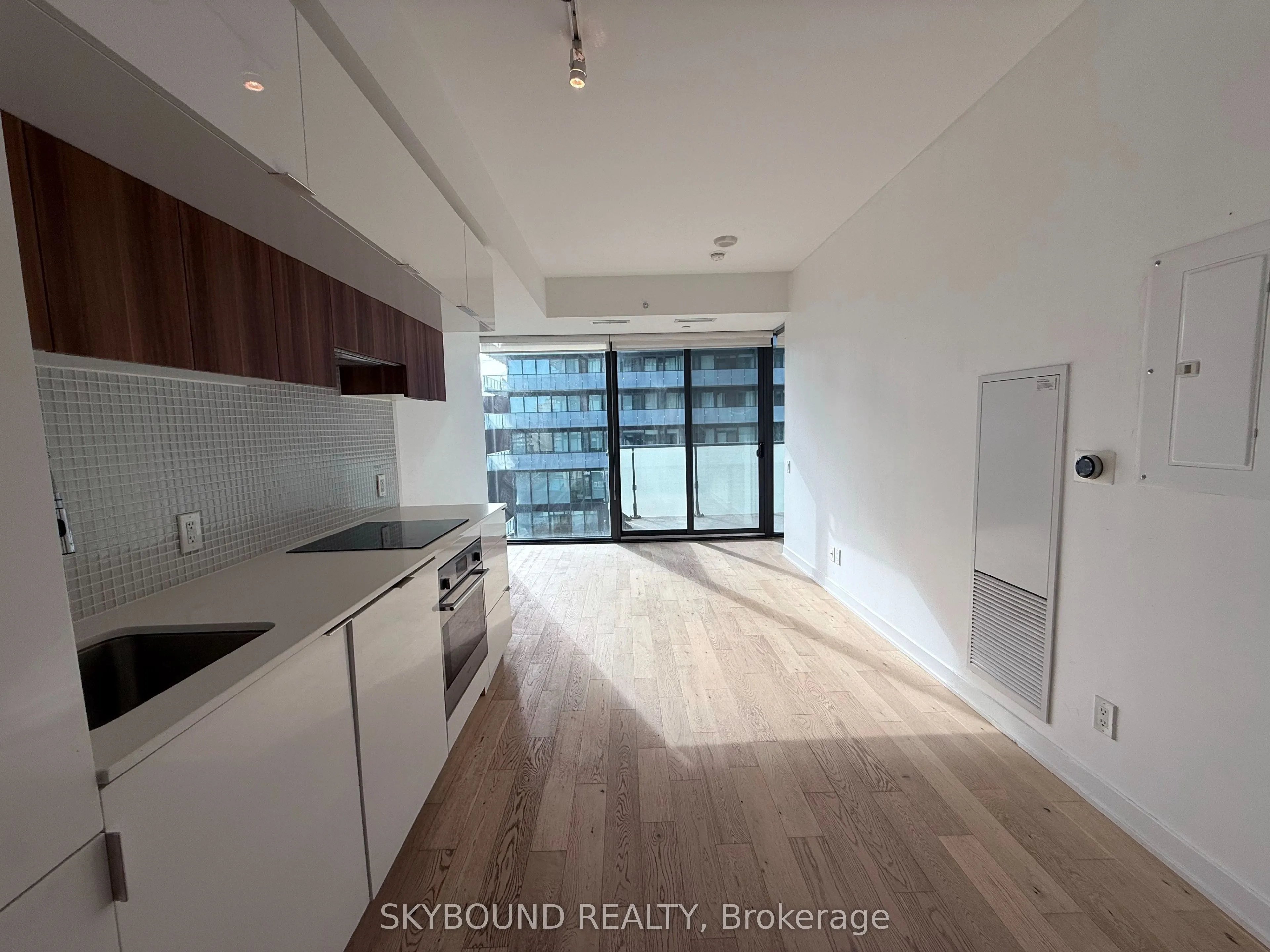 185 Roehampton Avenue, #913