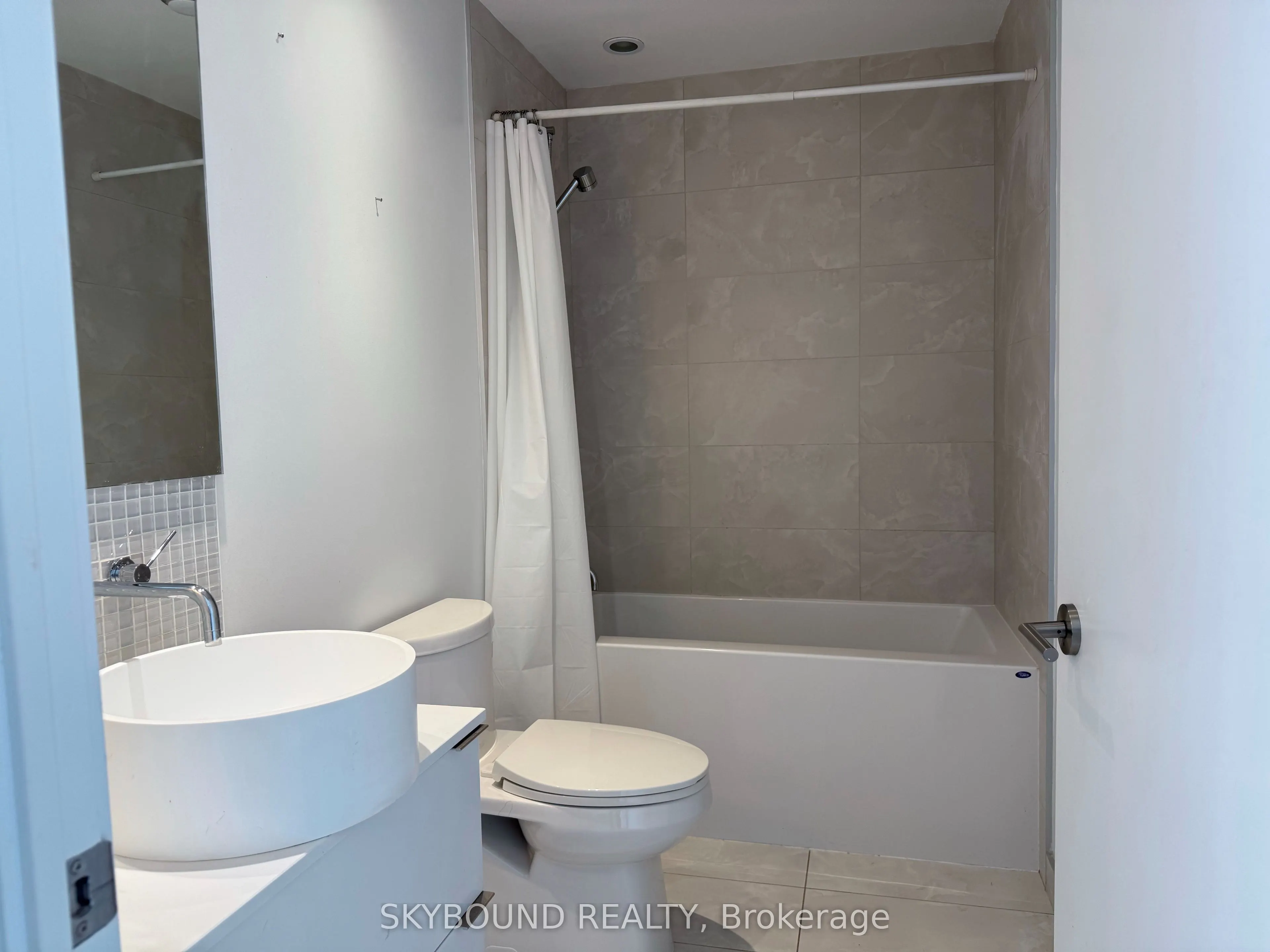 185 Roehampton Avenue, #913