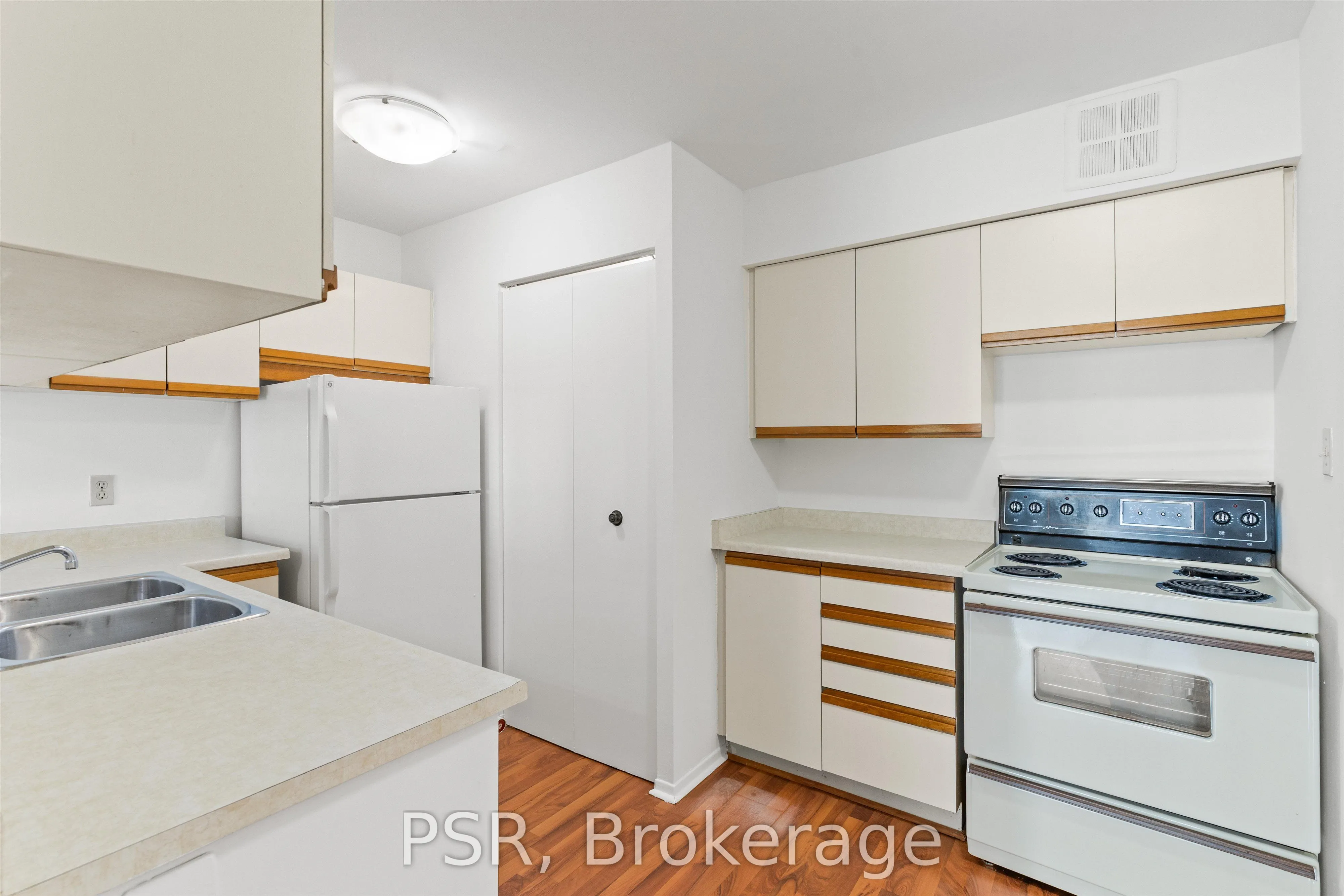 633 Bay Street, #901