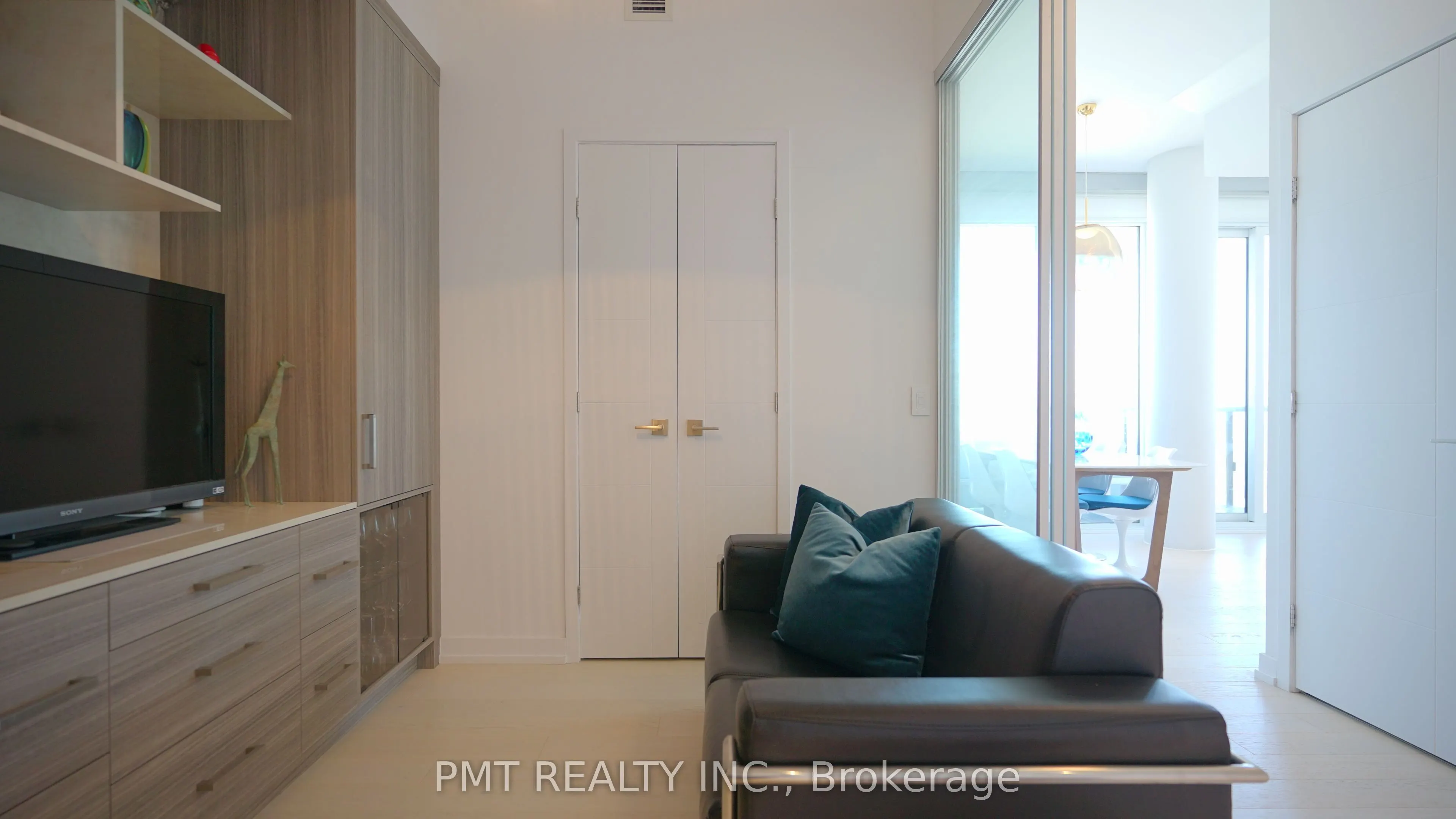 488 University Avenue, #5102