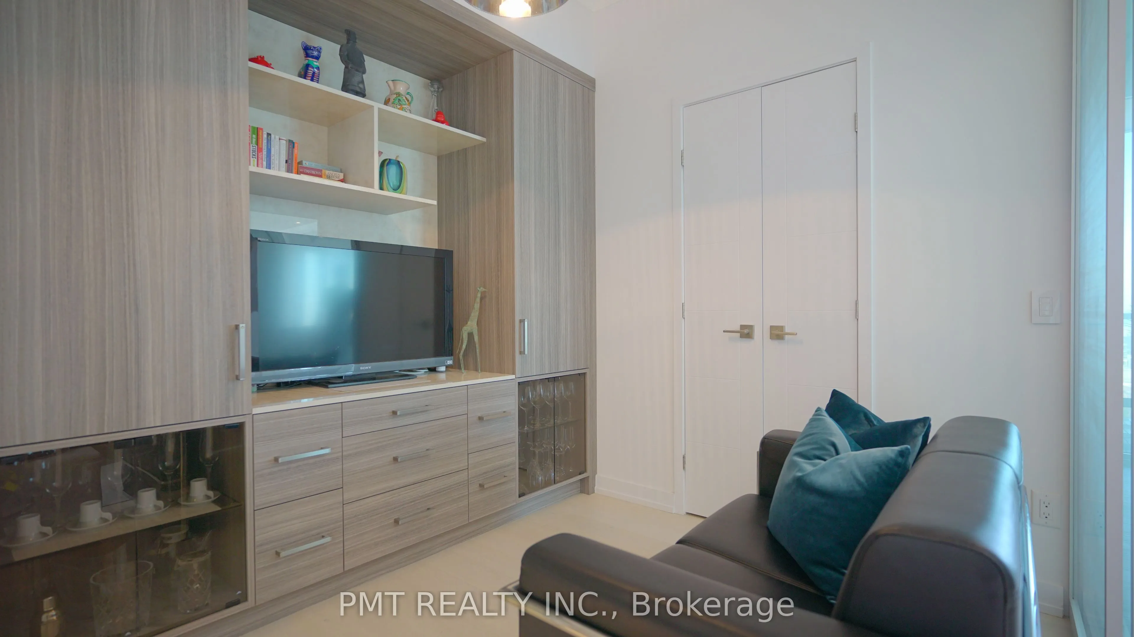 488 University Avenue, #5102