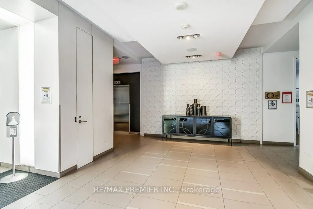 560 Front Street W, #414