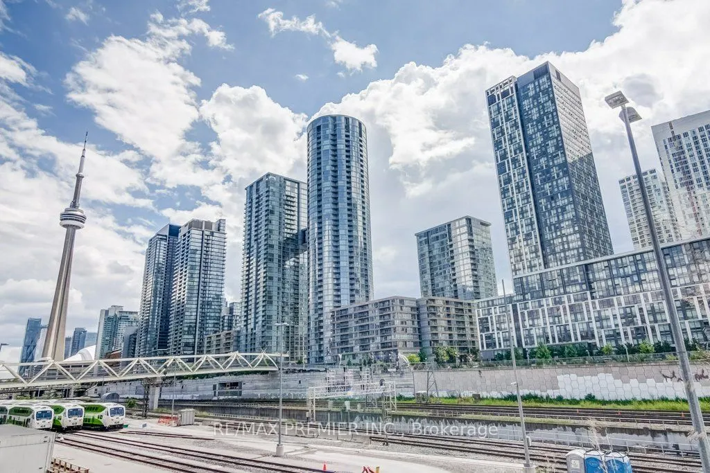 560 Front Street W, #414