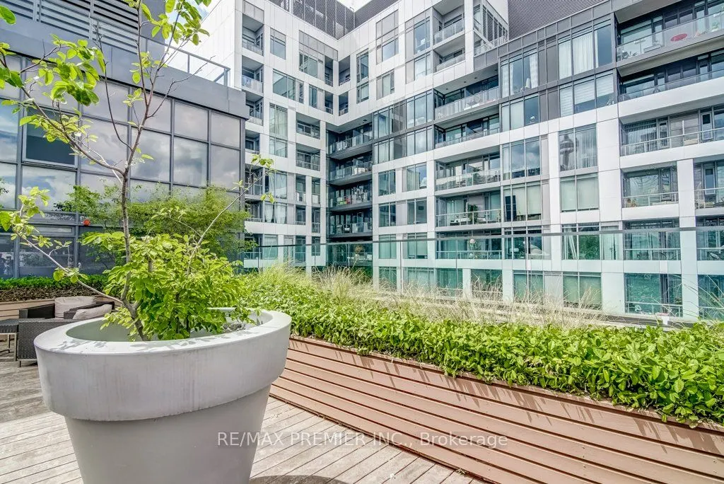 560 Front Street W, #414