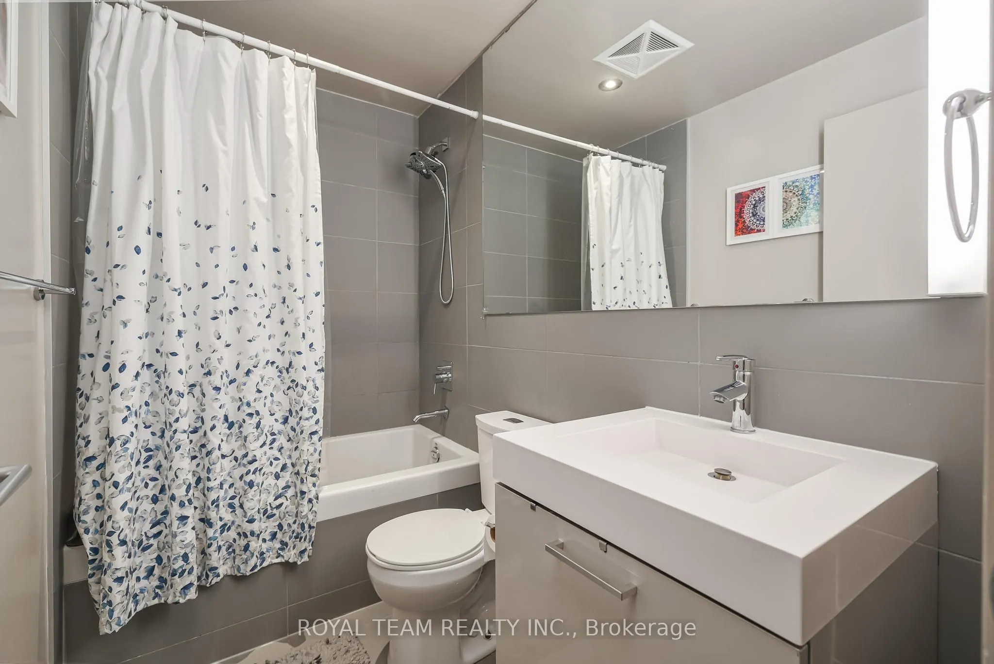 318 King Street E, #206