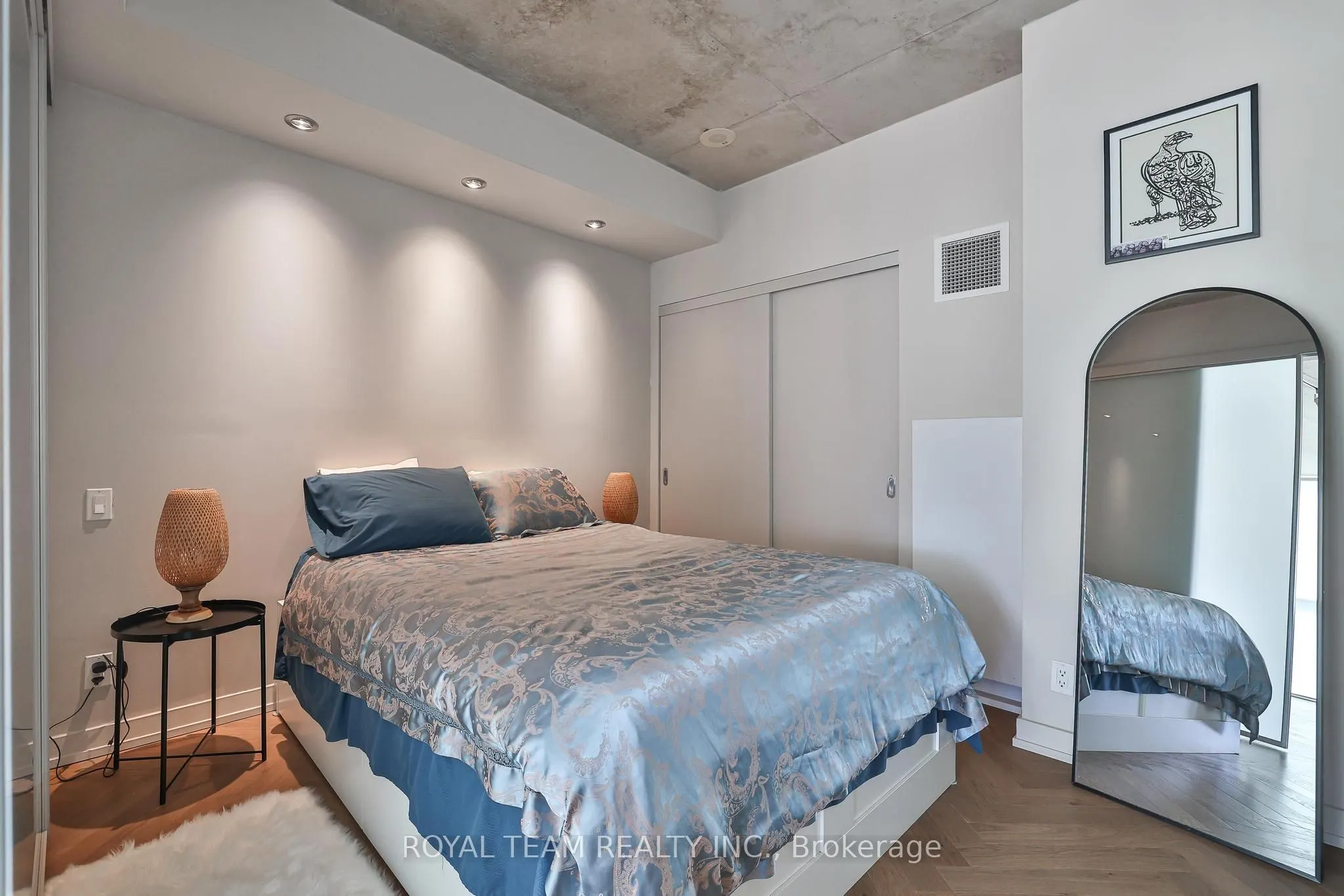 318 King Street E, #206
