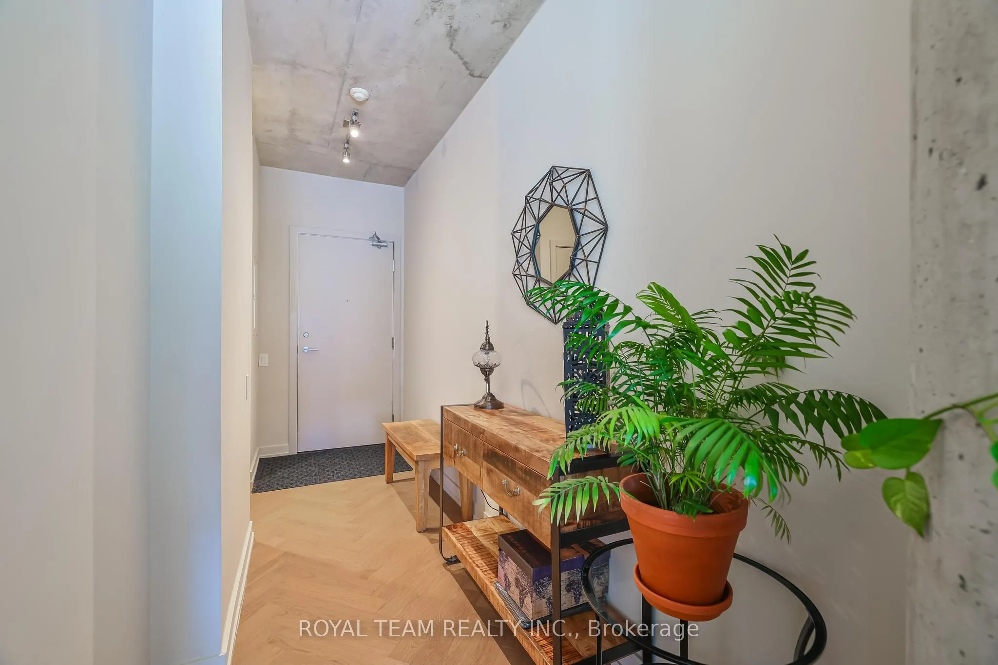 318 King Street E, #206