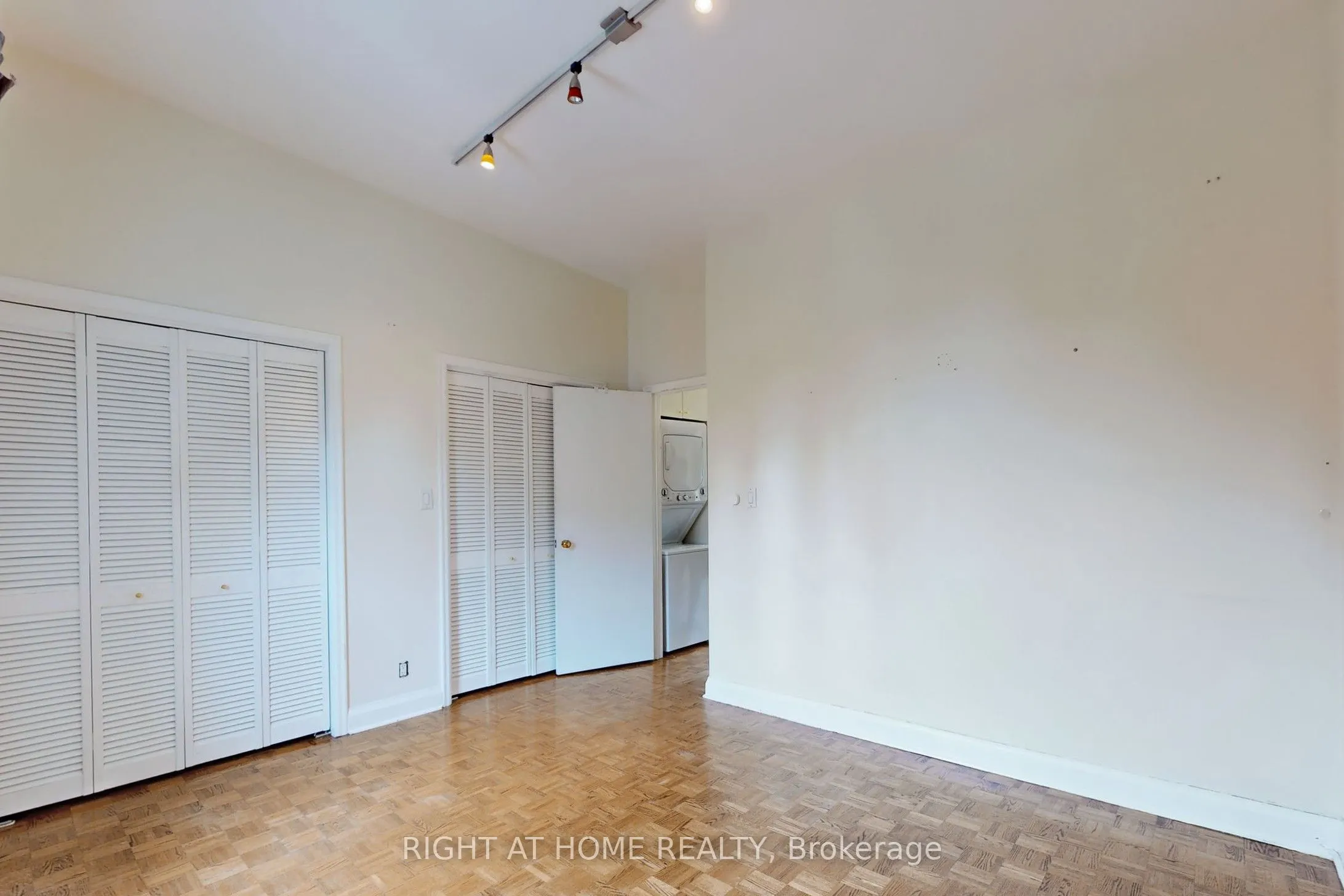394 King Street E