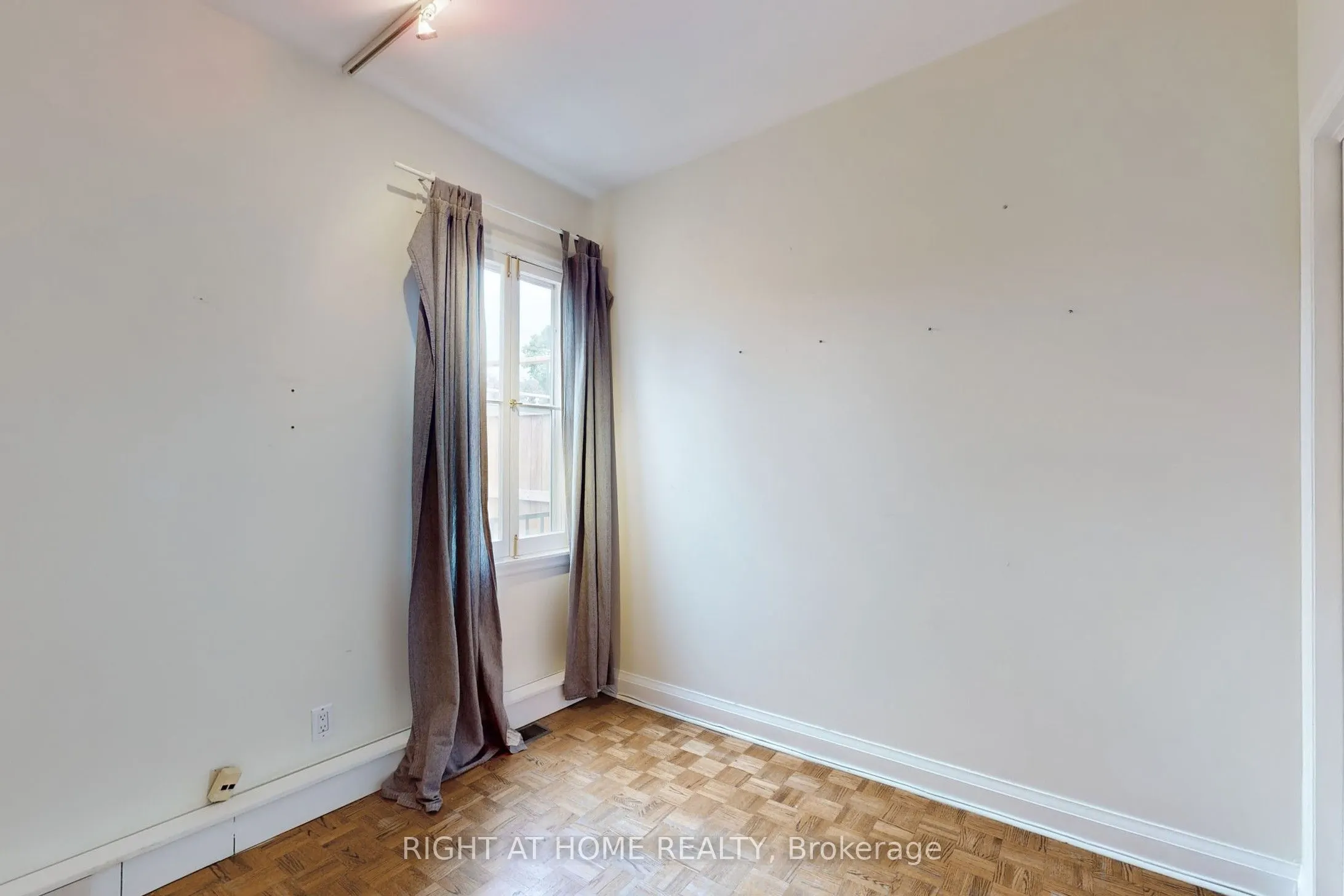394 King Street E