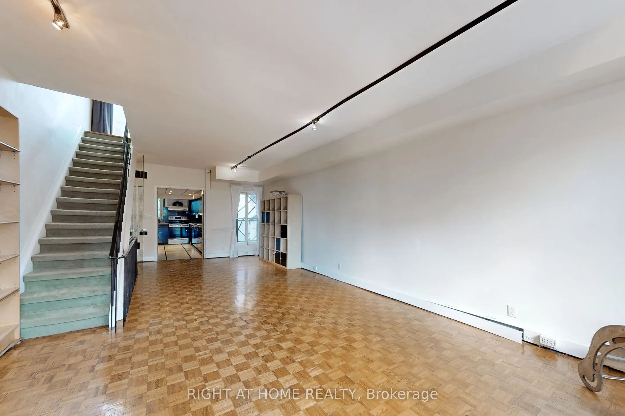 394 King Street E