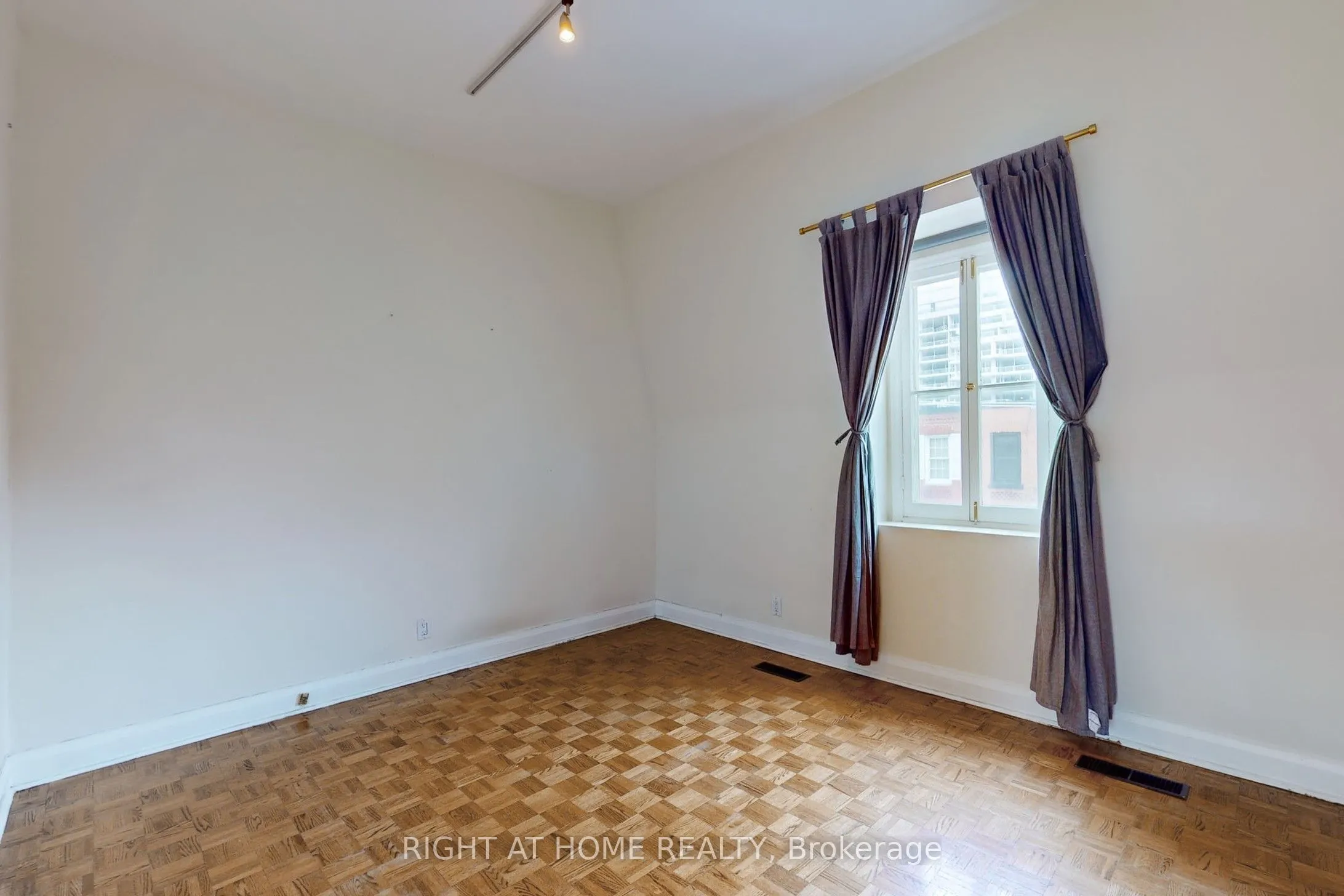 394 King Street E