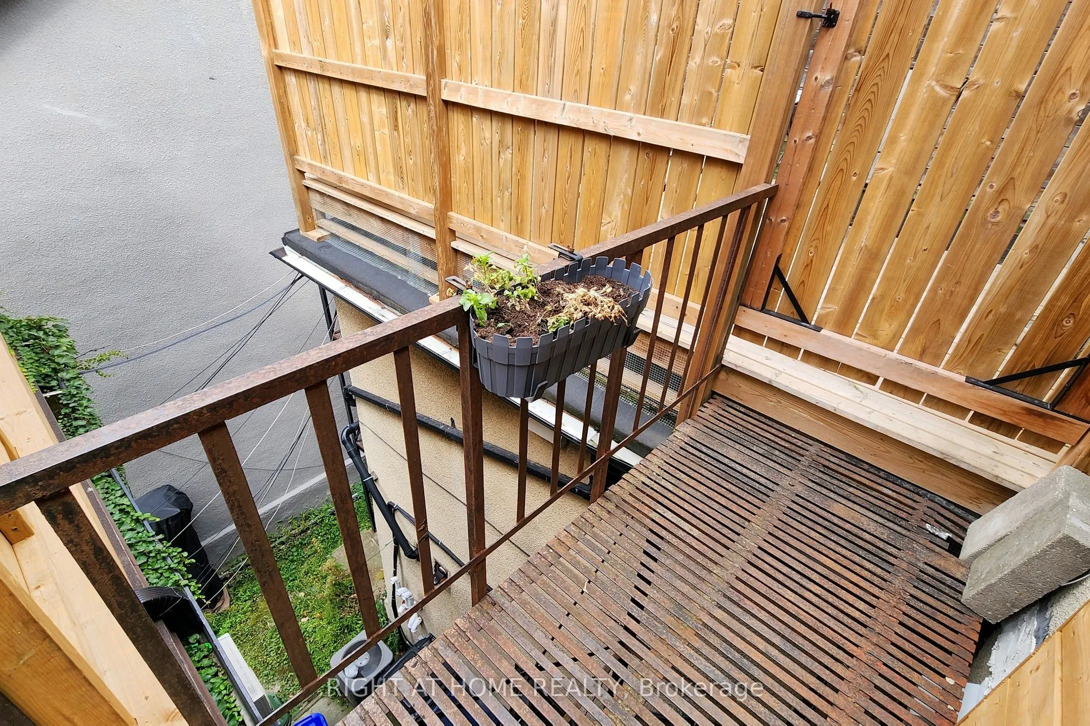 394 King Street E