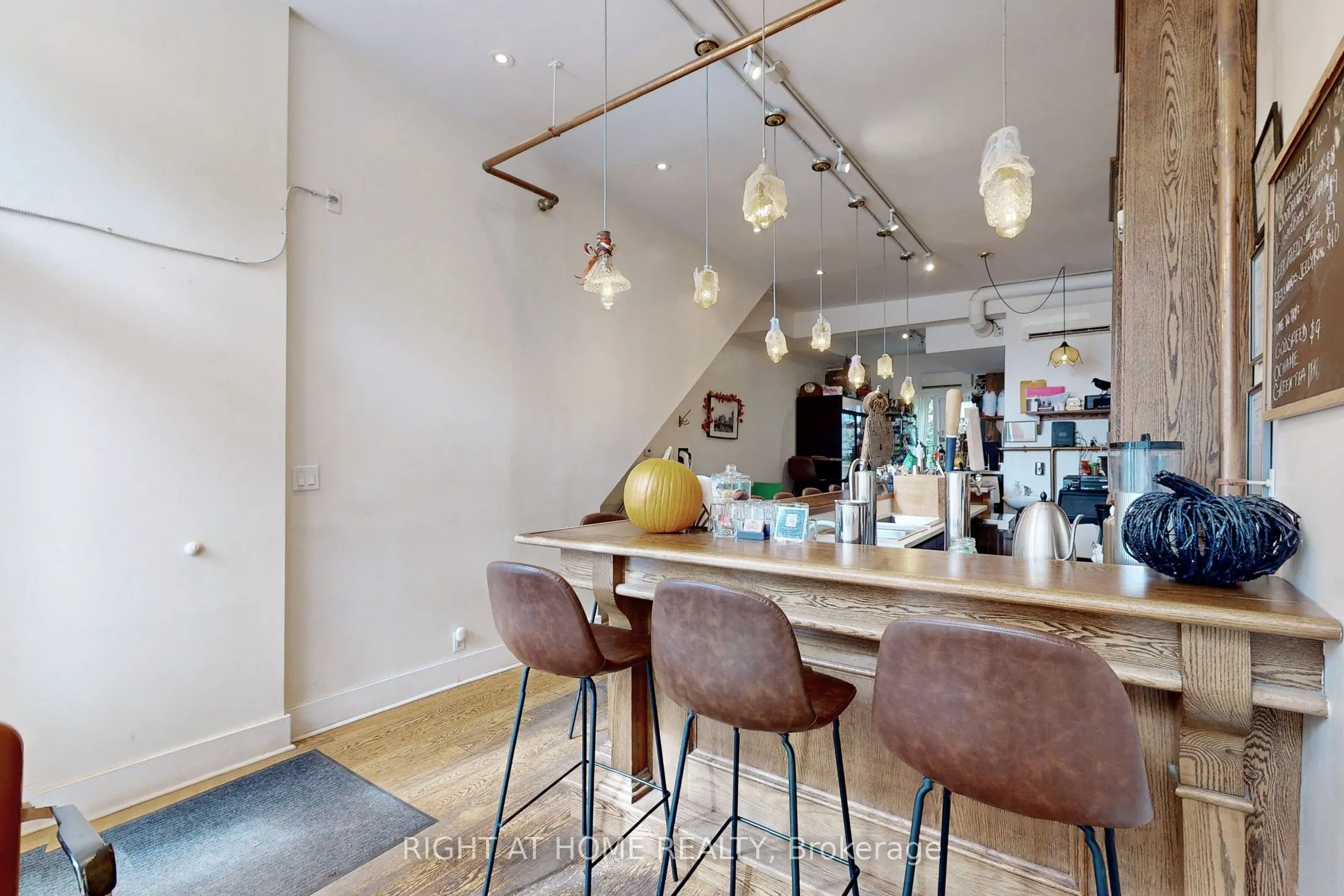 394 King Street E