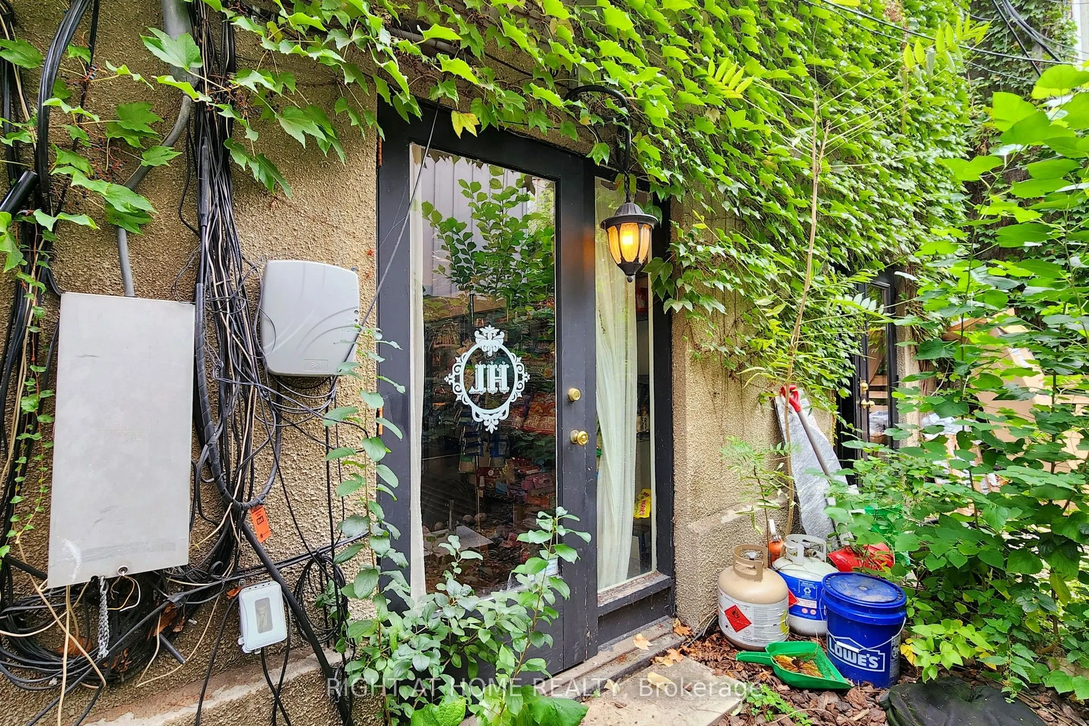 394 King Street E