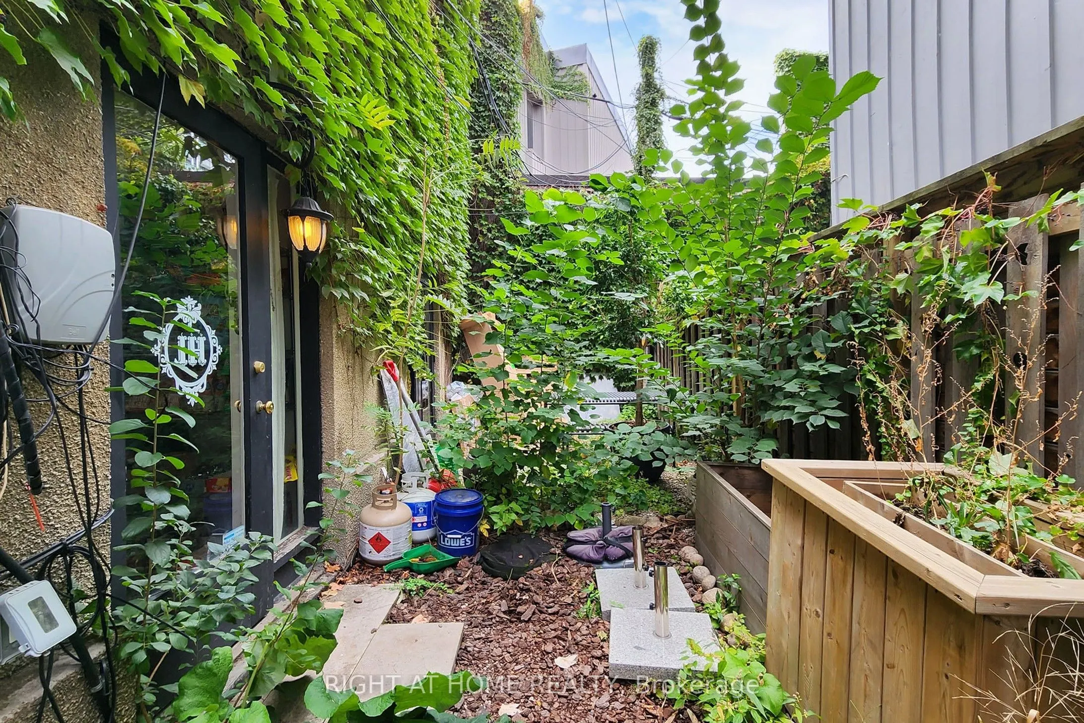 394 King Street E