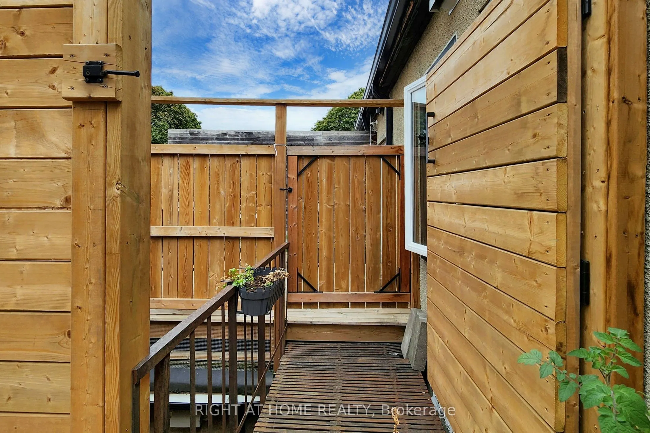 394 King Street E