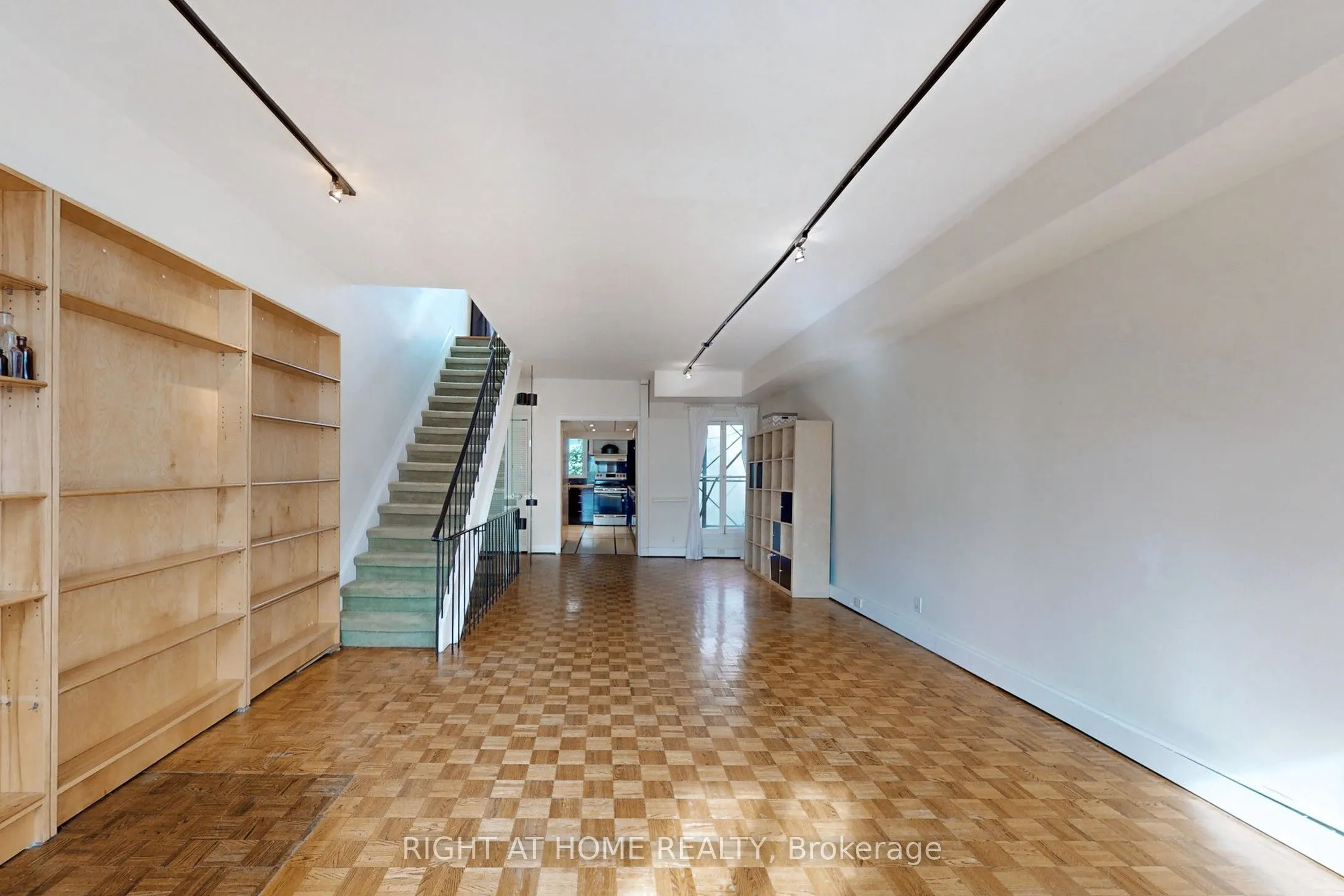 394 King Street E
