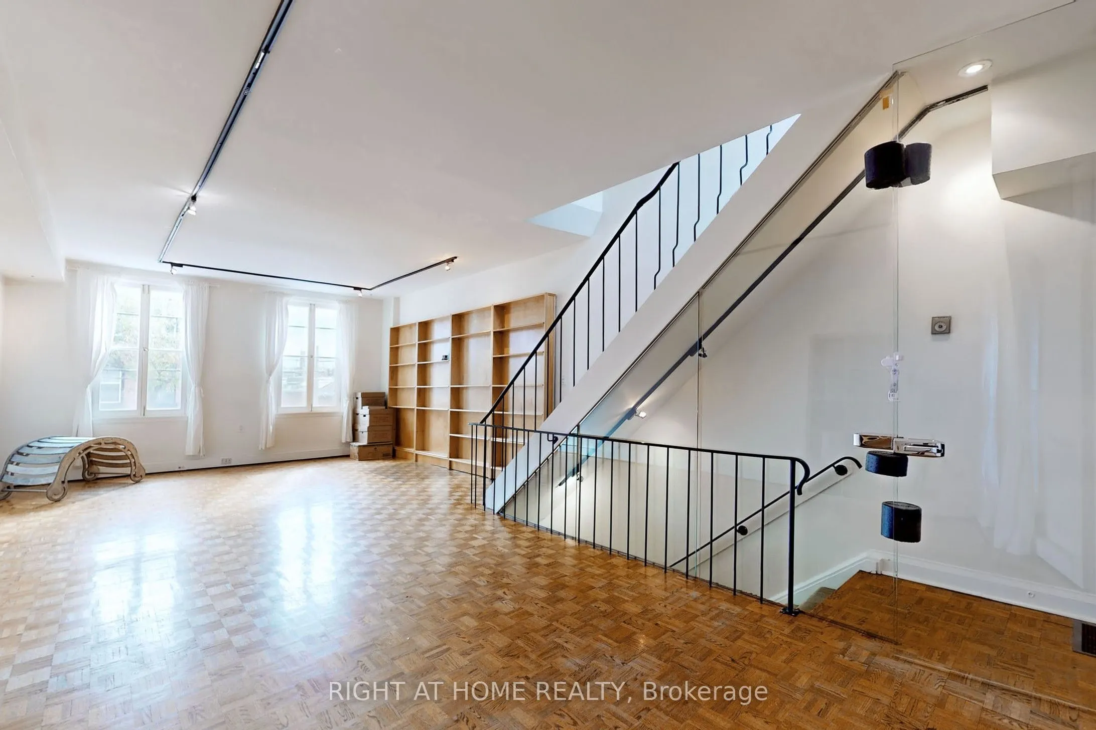394 King Street E