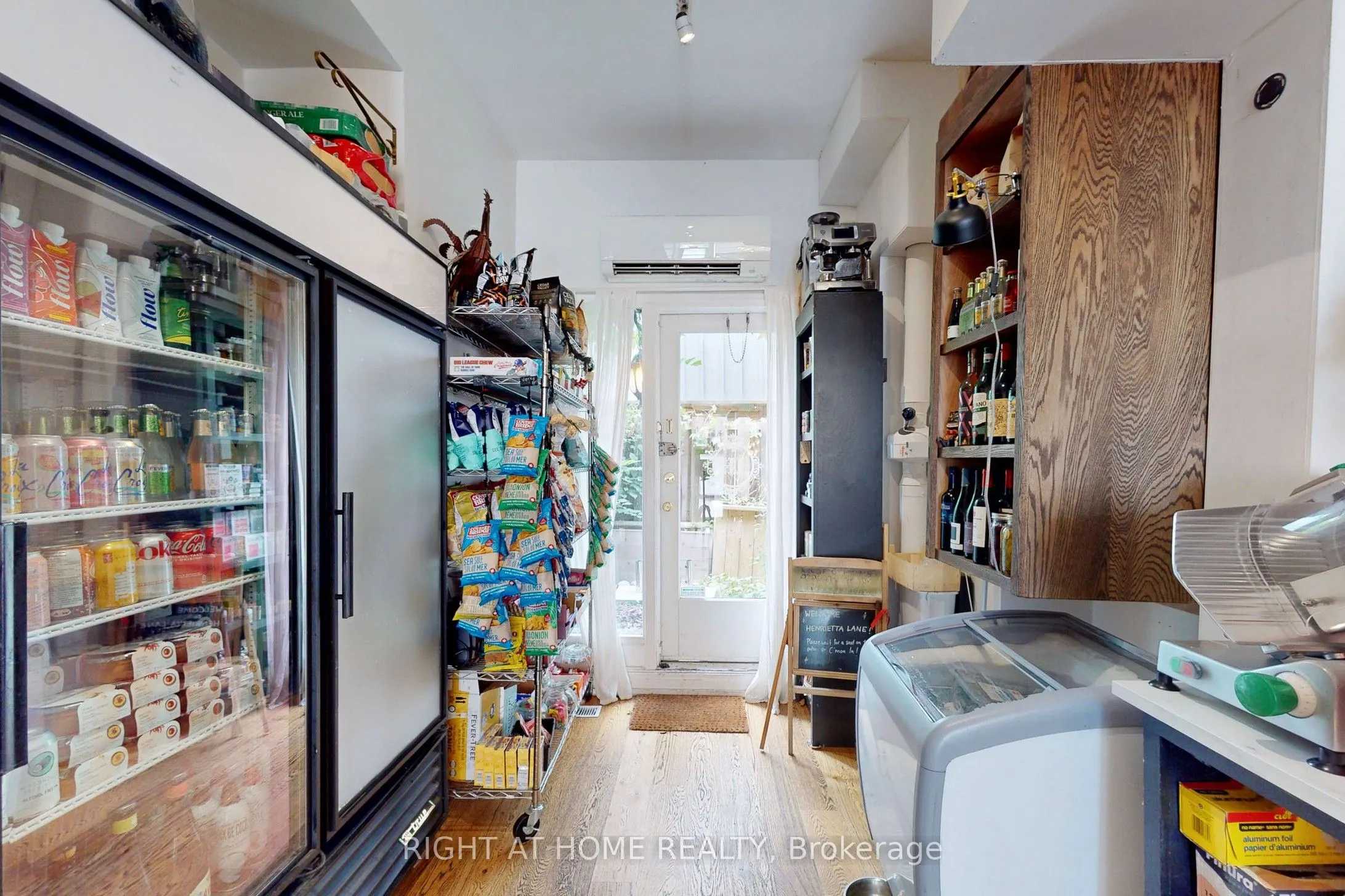 394 King Street E