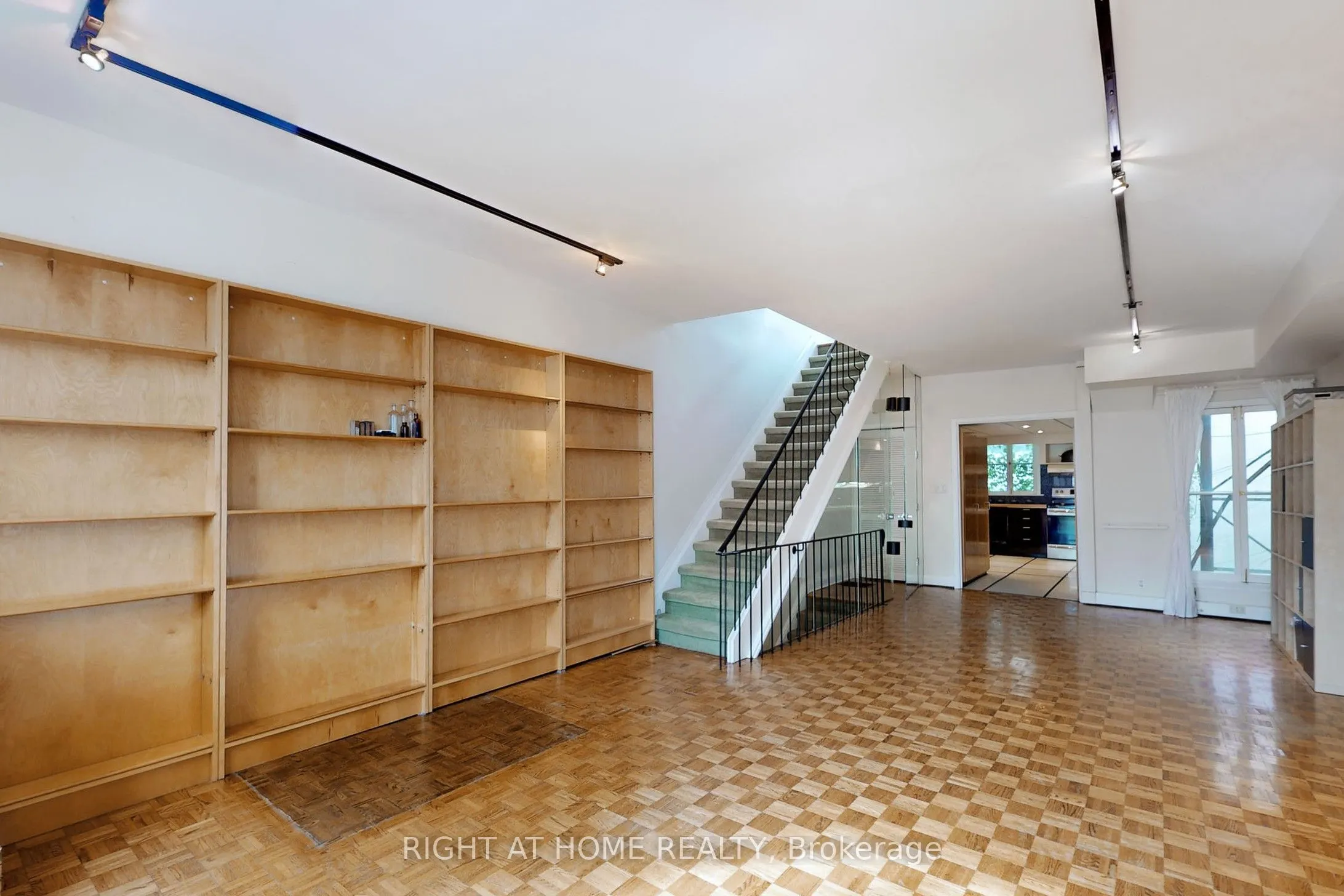 394 King Street E
