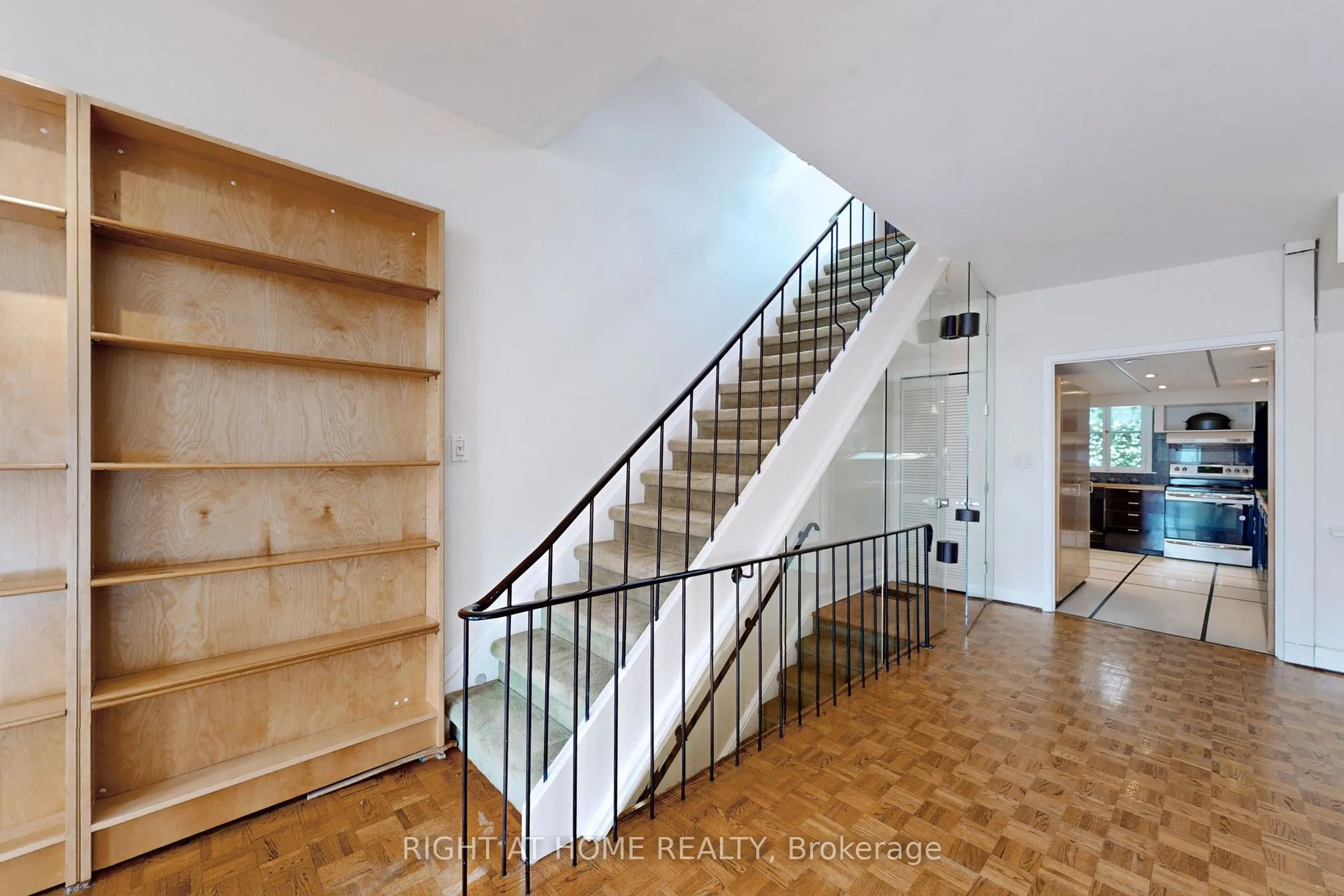 394 King Street E