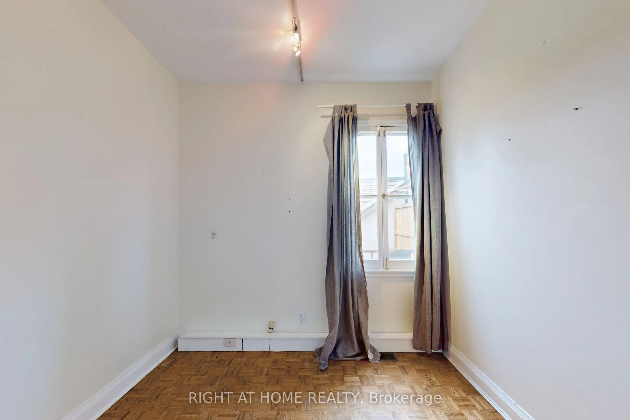 394 King Street E