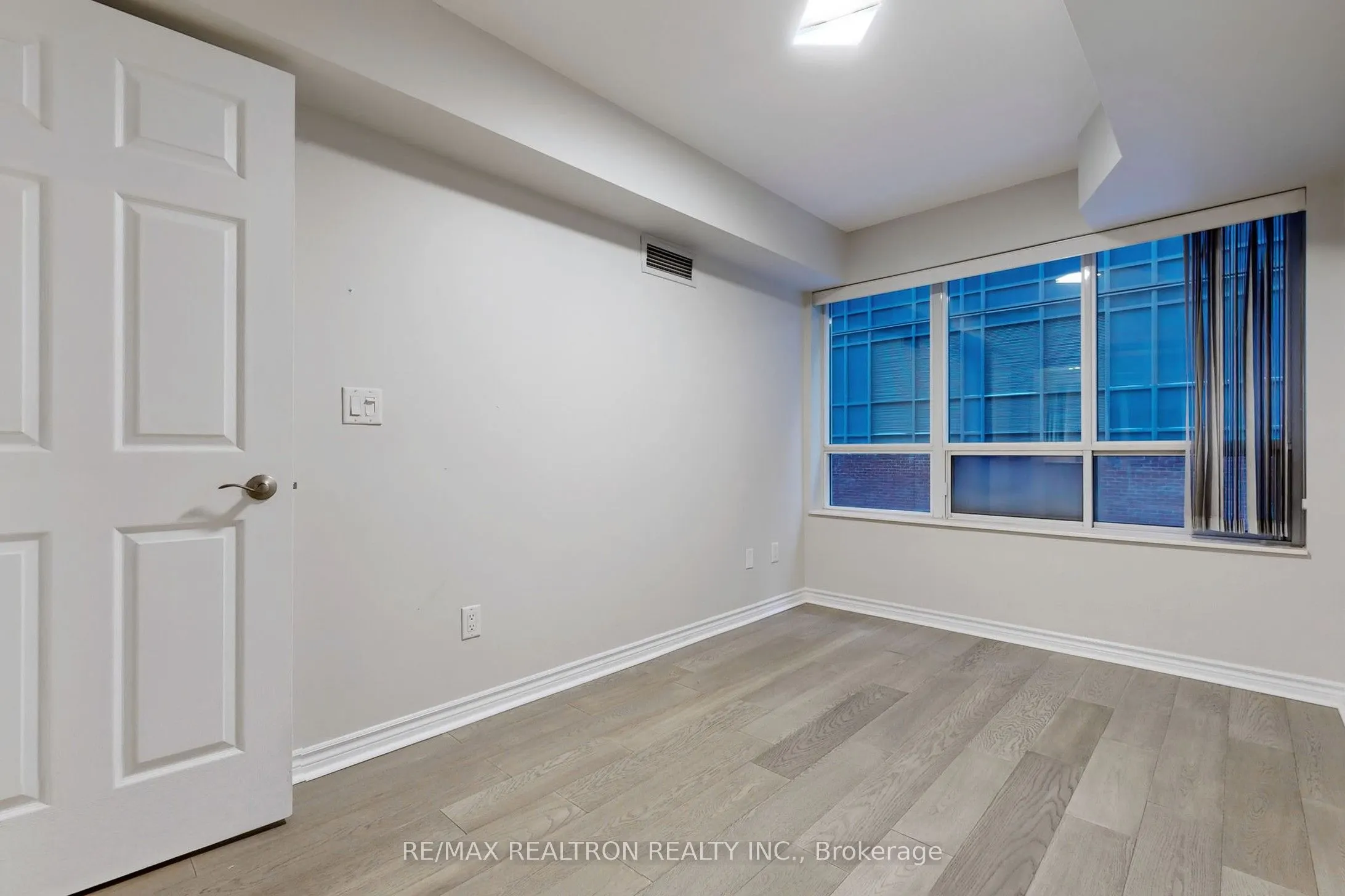 250 Wellington Street W, #330