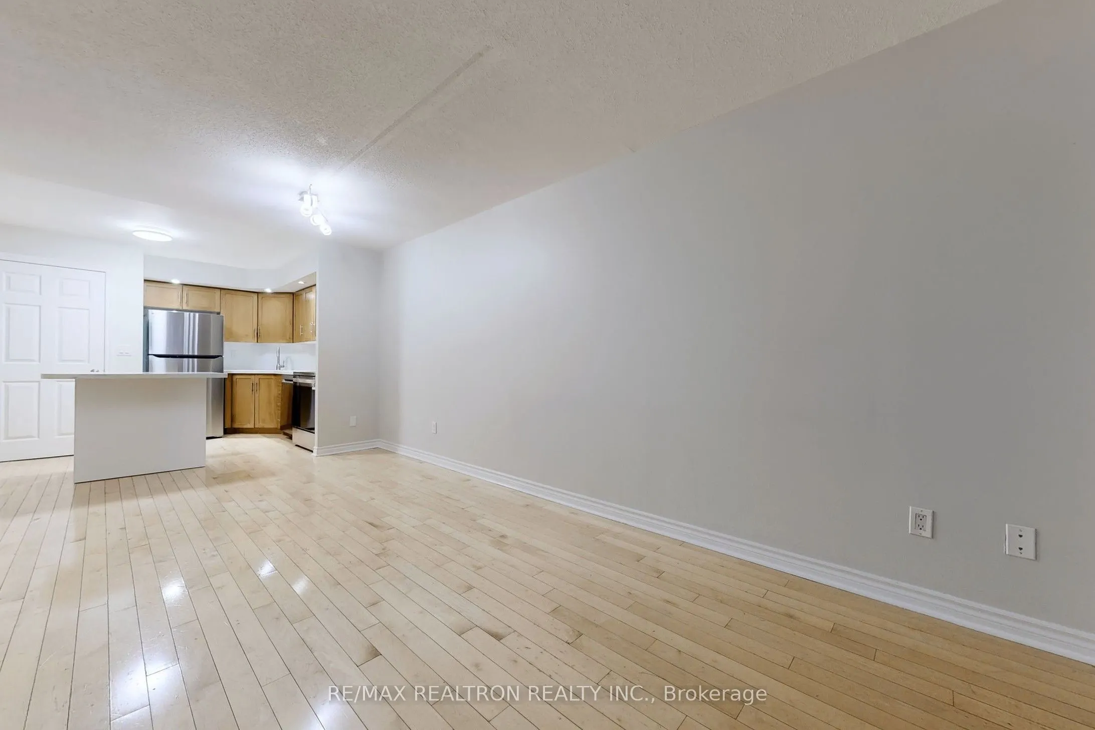 250 Wellington Street W, #330