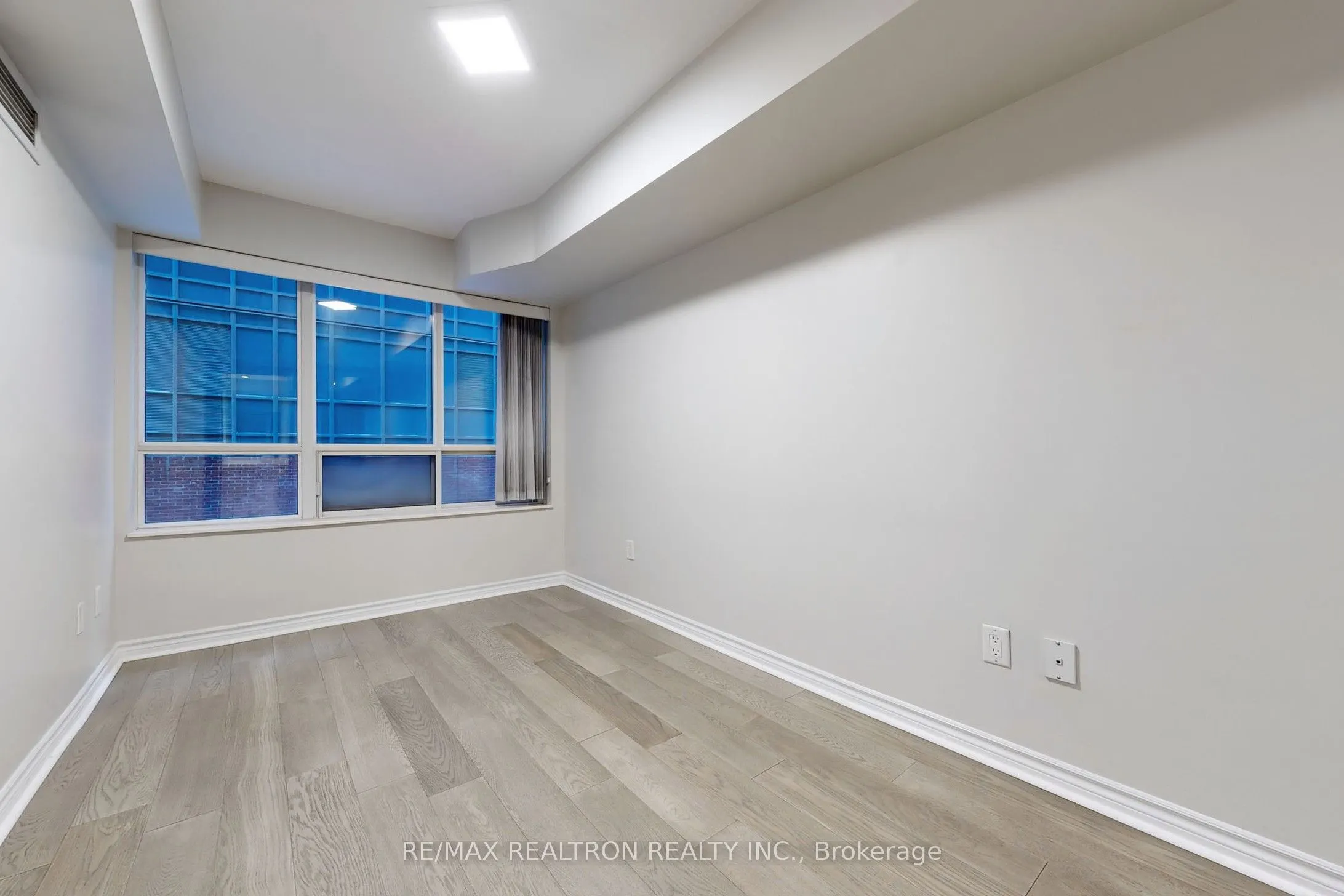 250 Wellington Street W, #330
