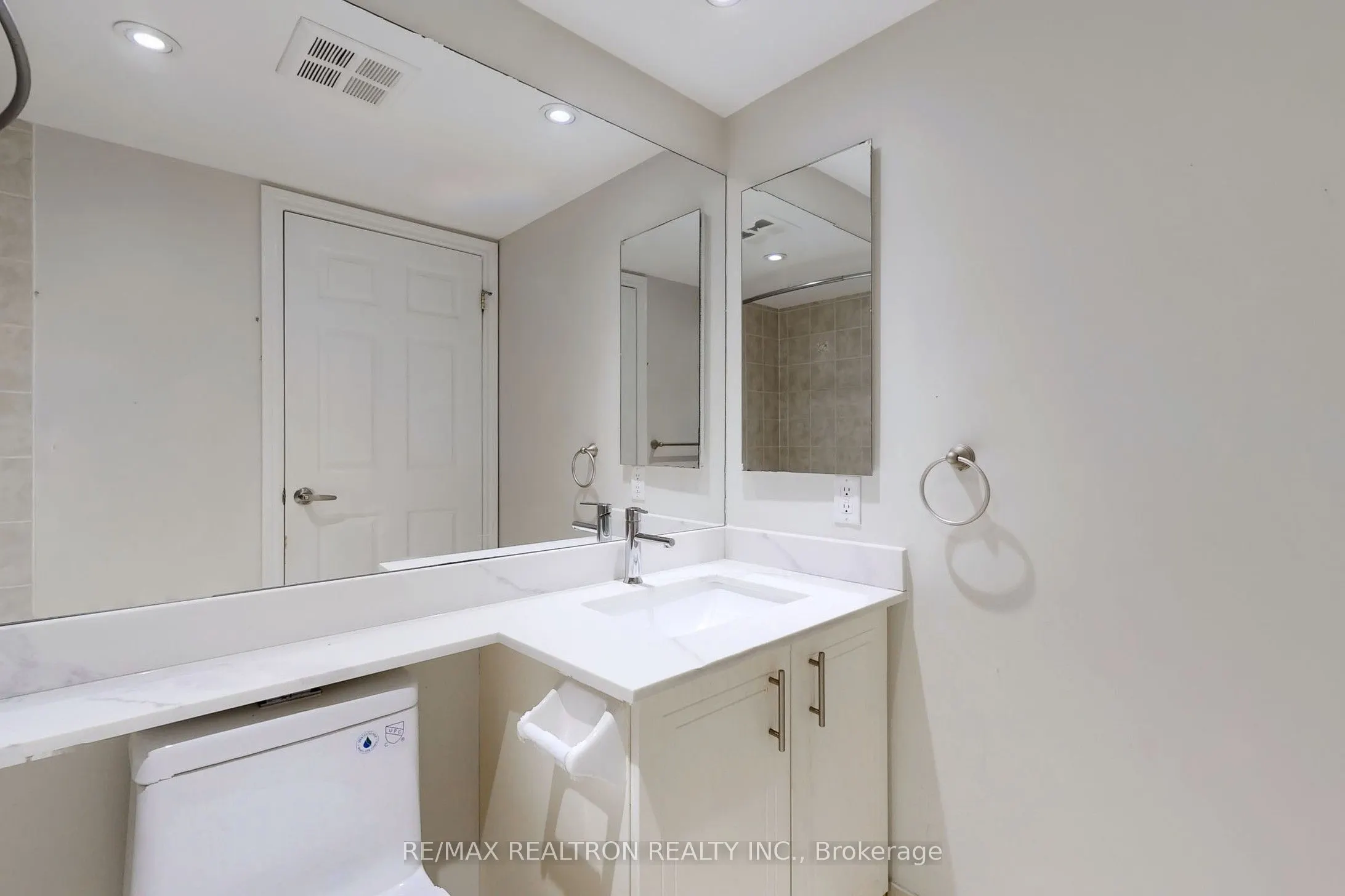 250 Wellington Street W, #330