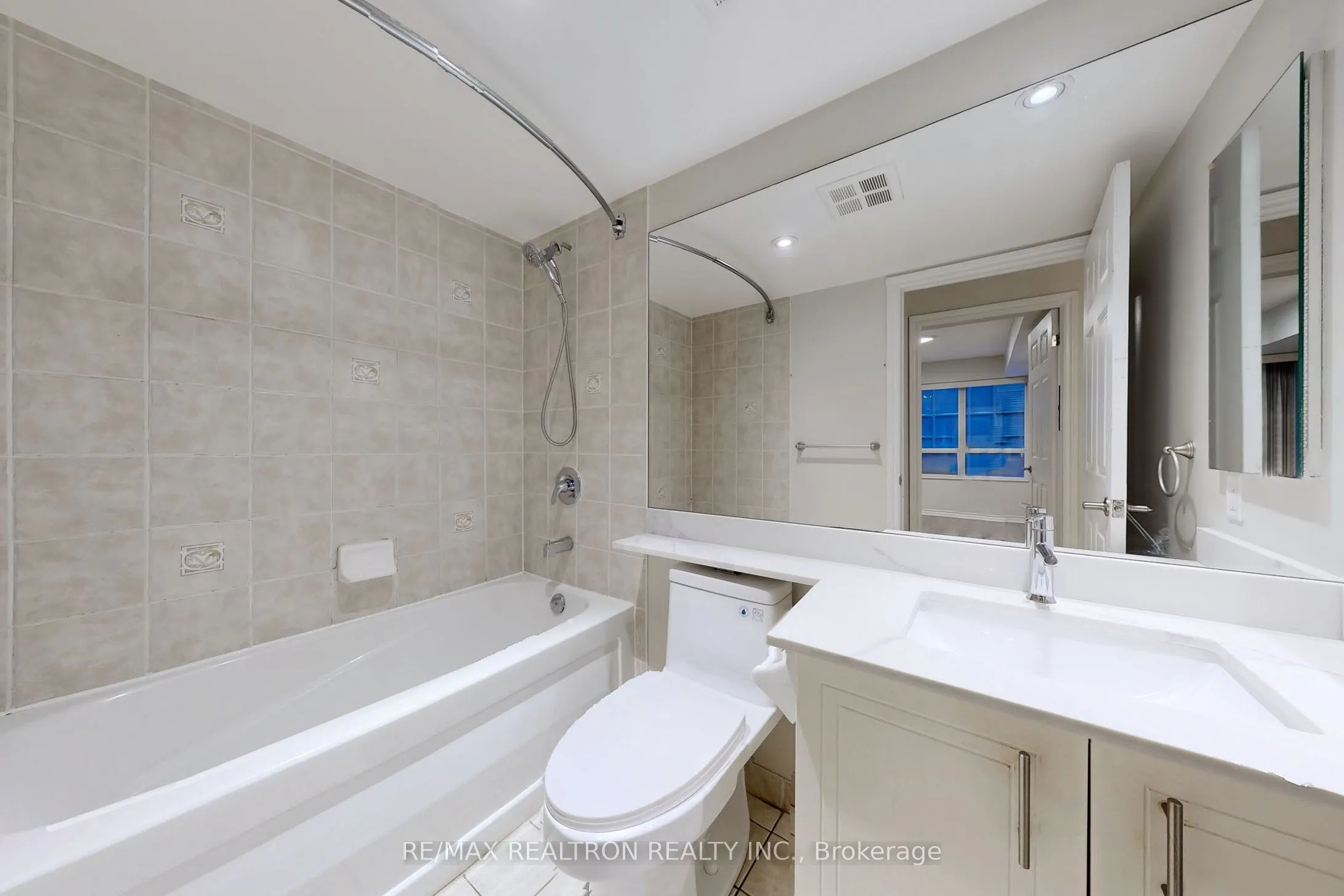 250 Wellington Street W, #330
