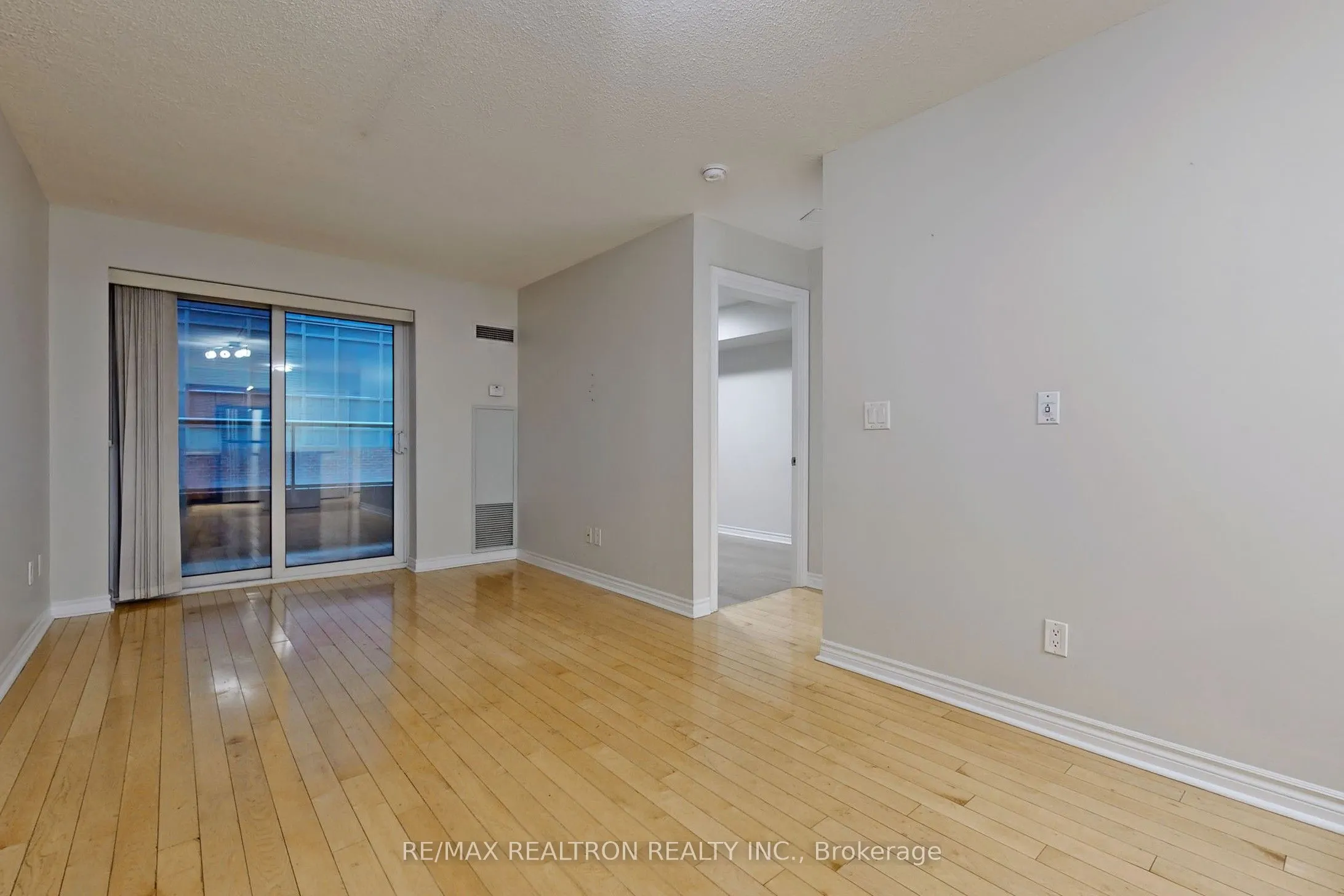 250 Wellington Street W, #330