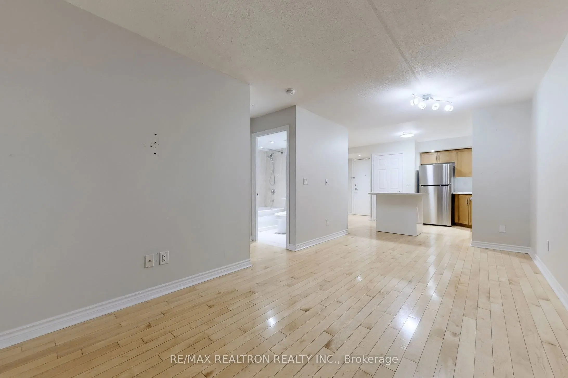 250 Wellington Street W, #330