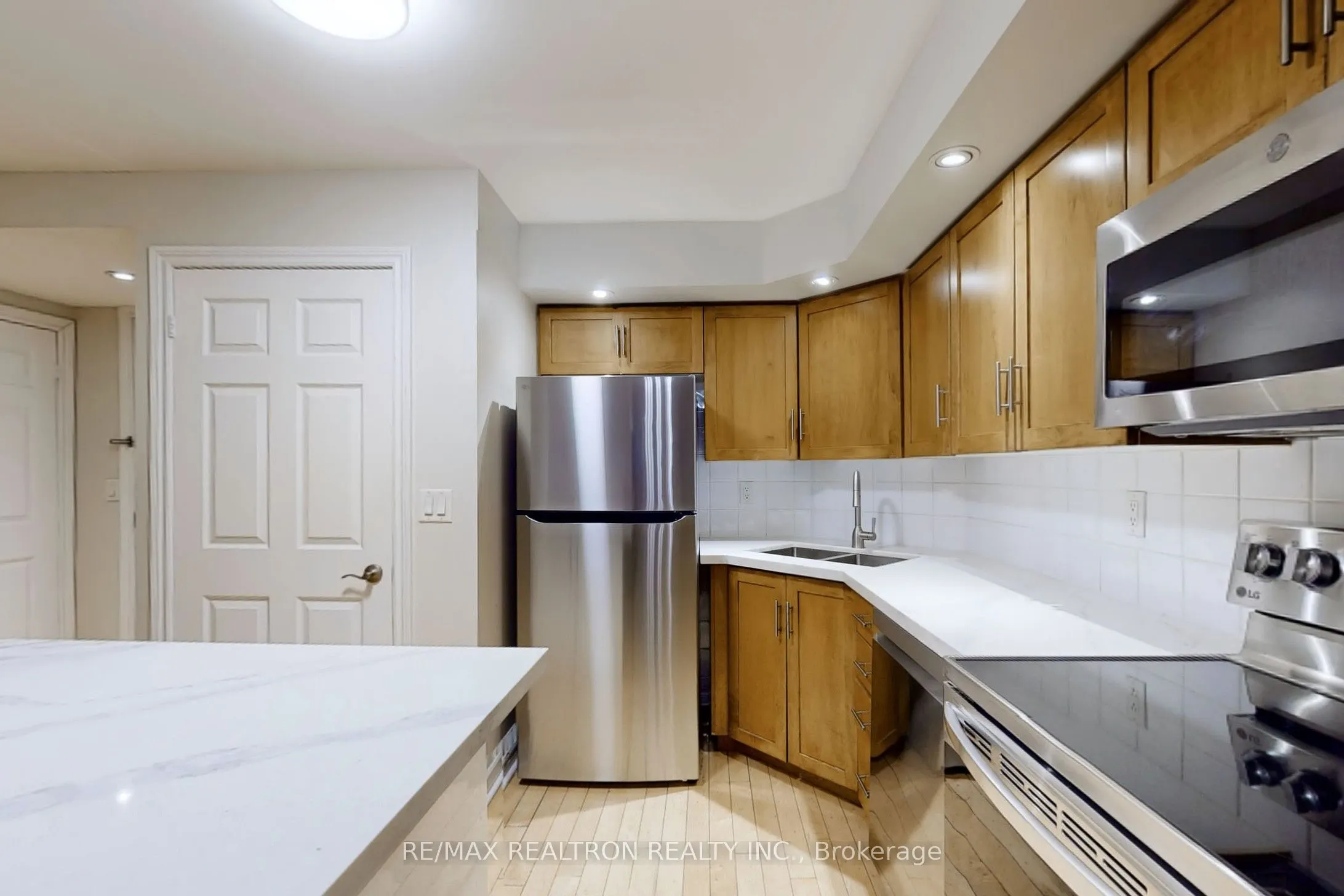 250 Wellington Street W, #330