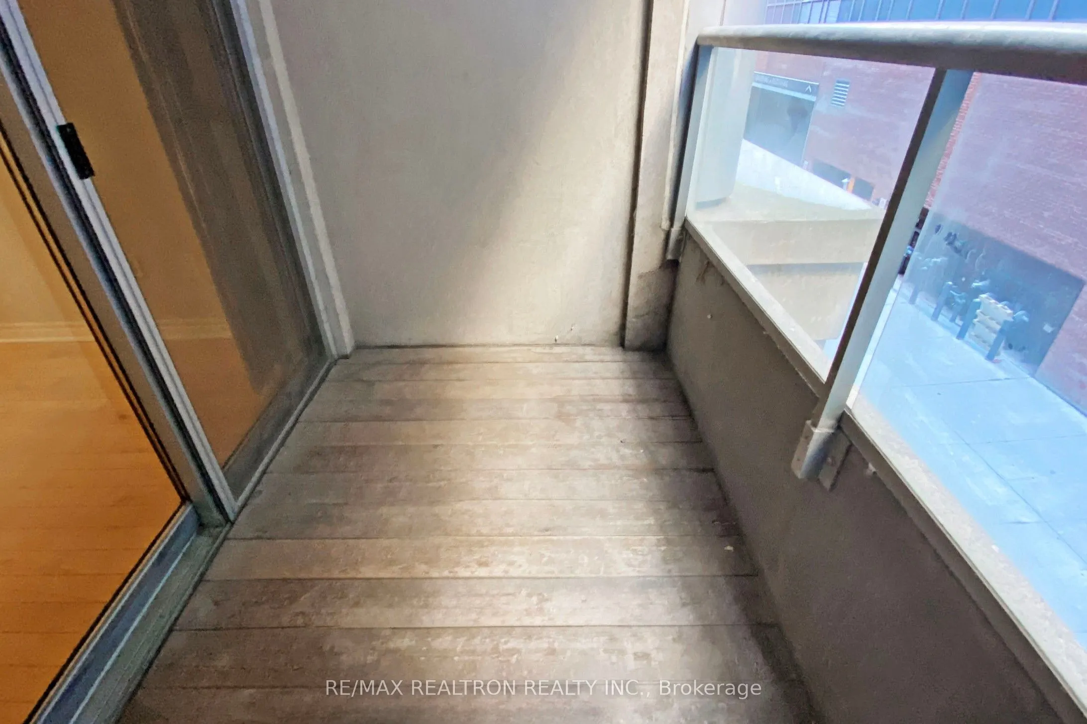 250 Wellington Street W, #330