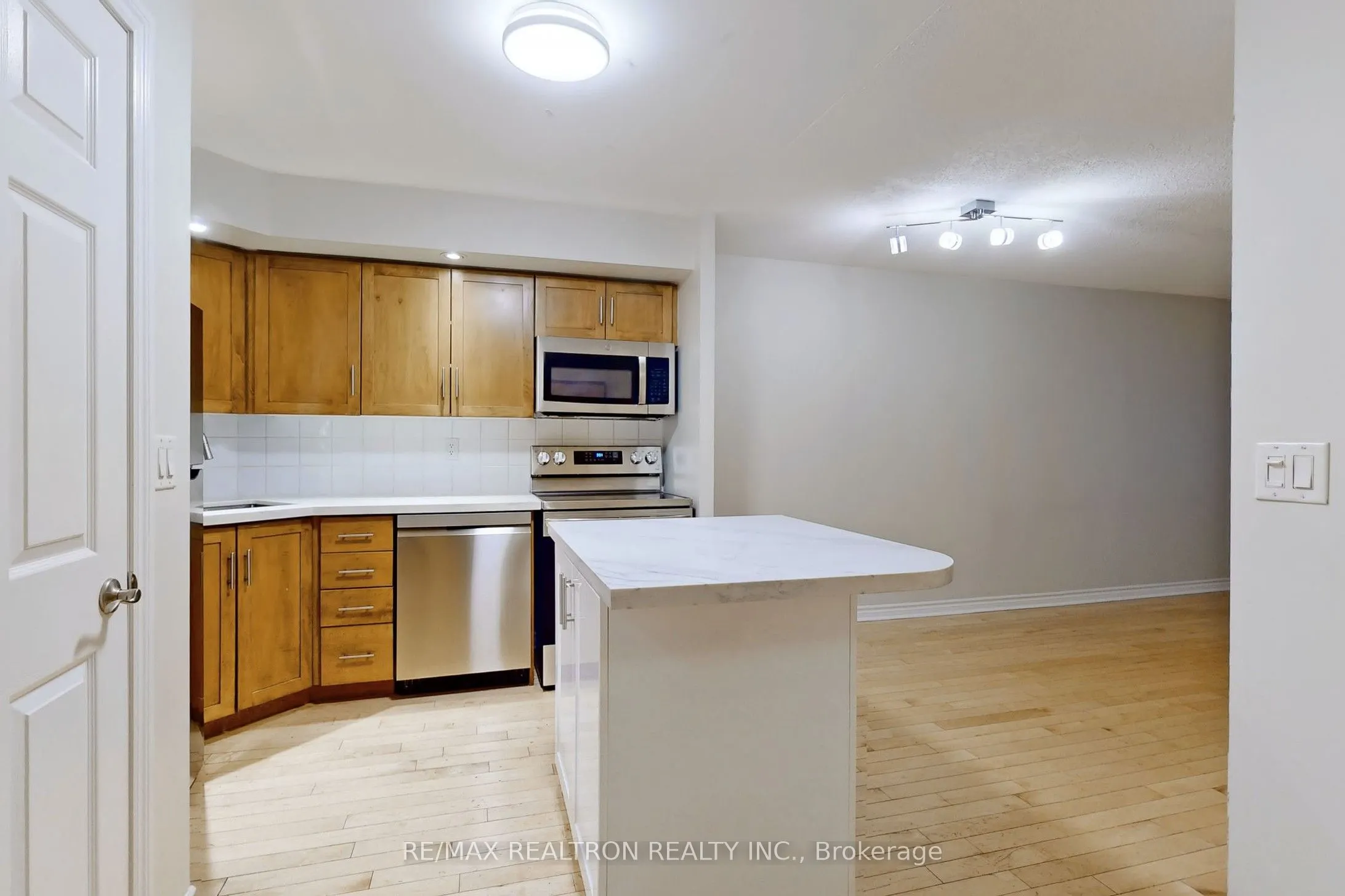 250 Wellington Street W, #330