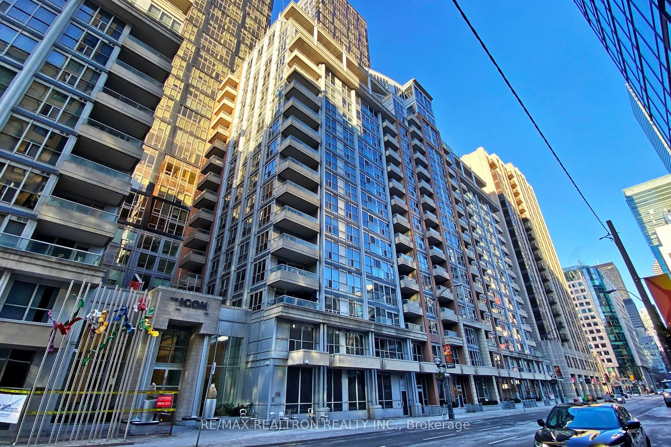 250 Wellington Street W, #330