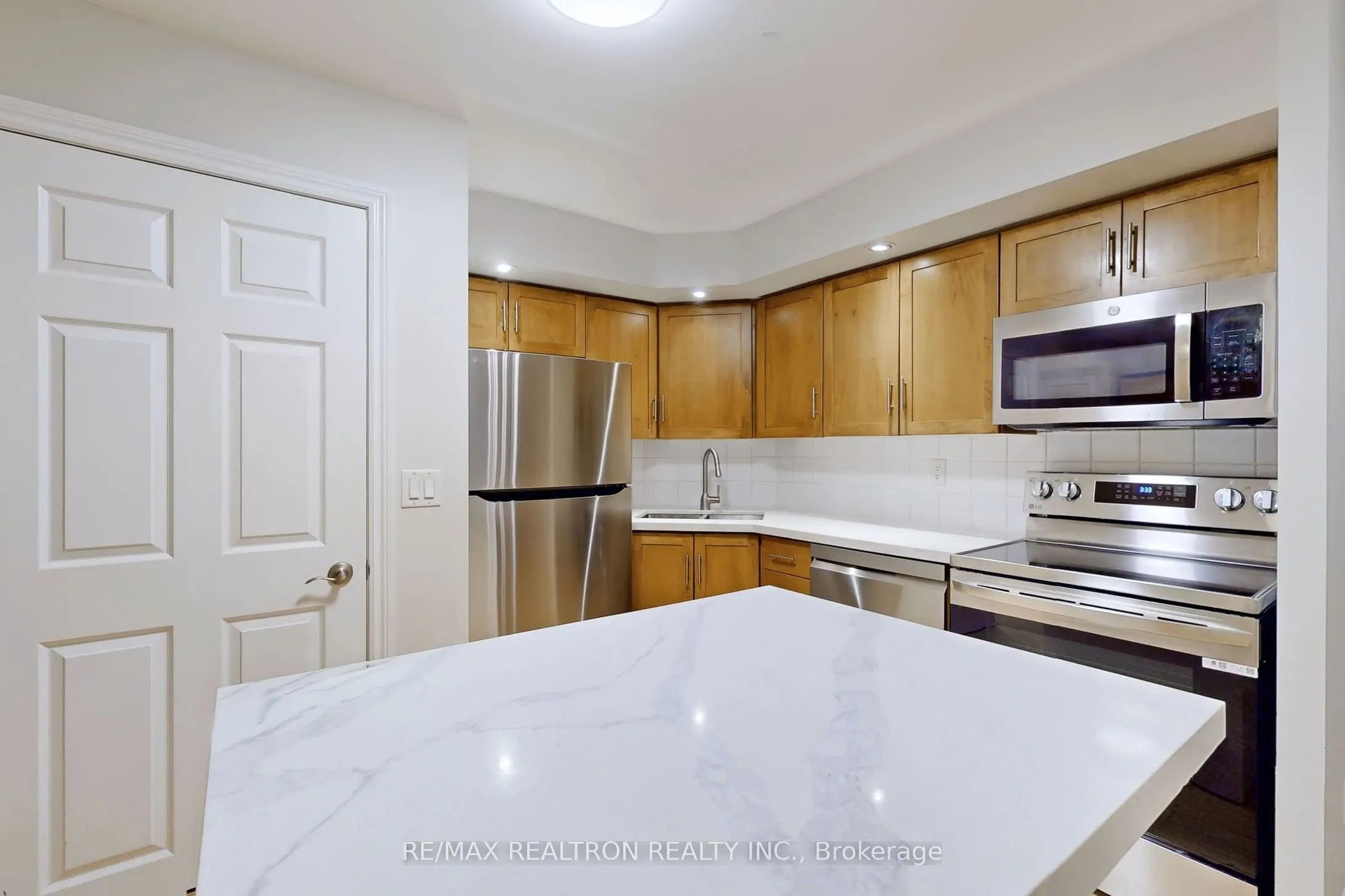 250 Wellington Street W, #330