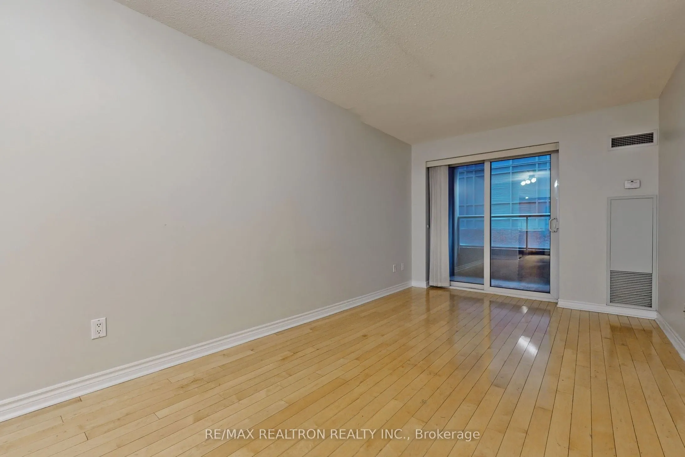 250 Wellington Street W, #330