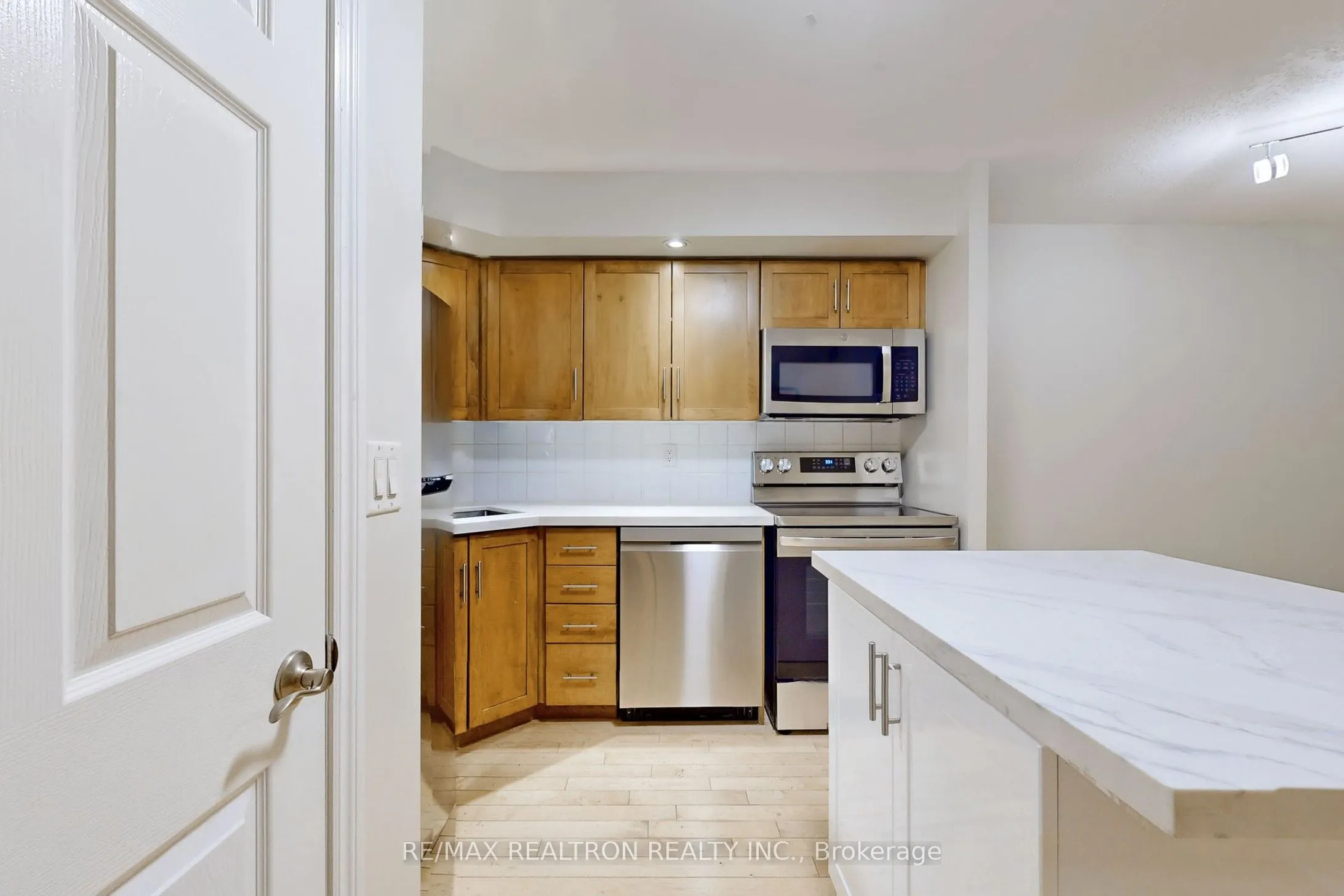 250 Wellington Street W, #330