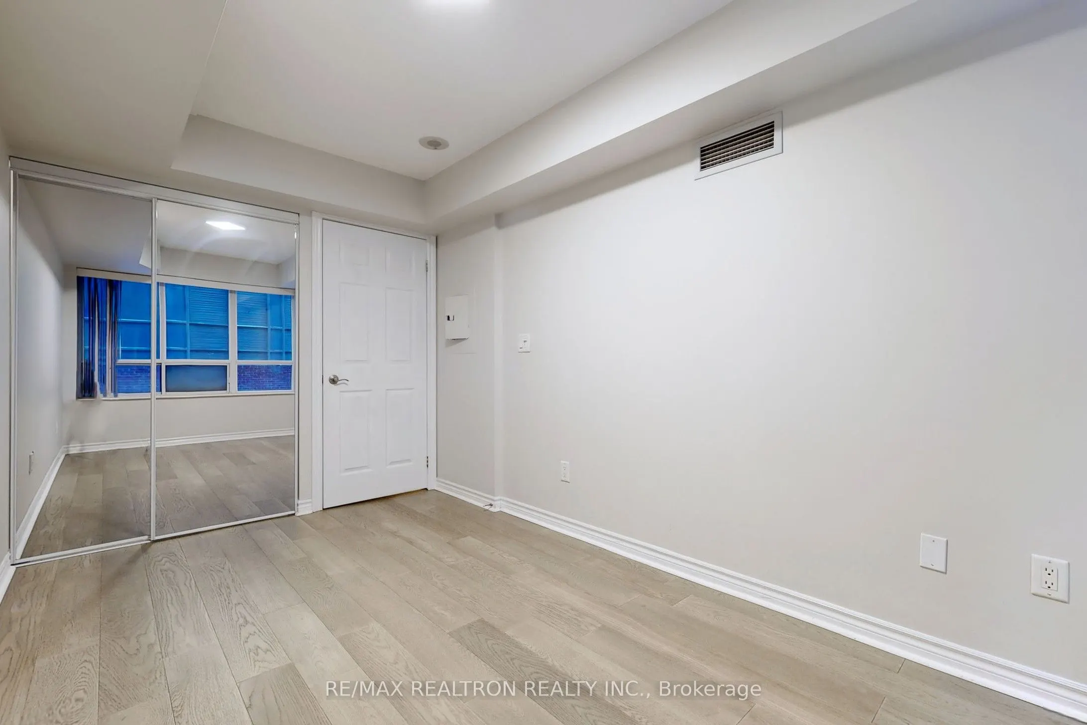 250 Wellington Street W, #330