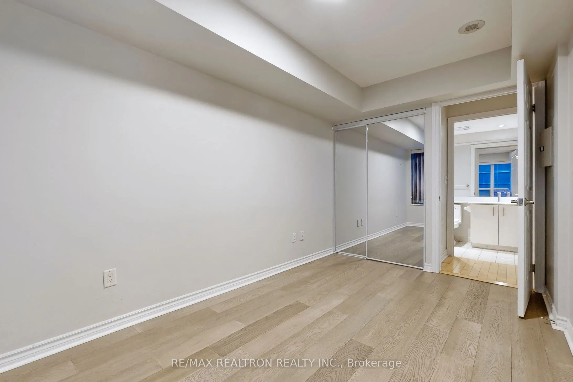 250 Wellington Street W, #330