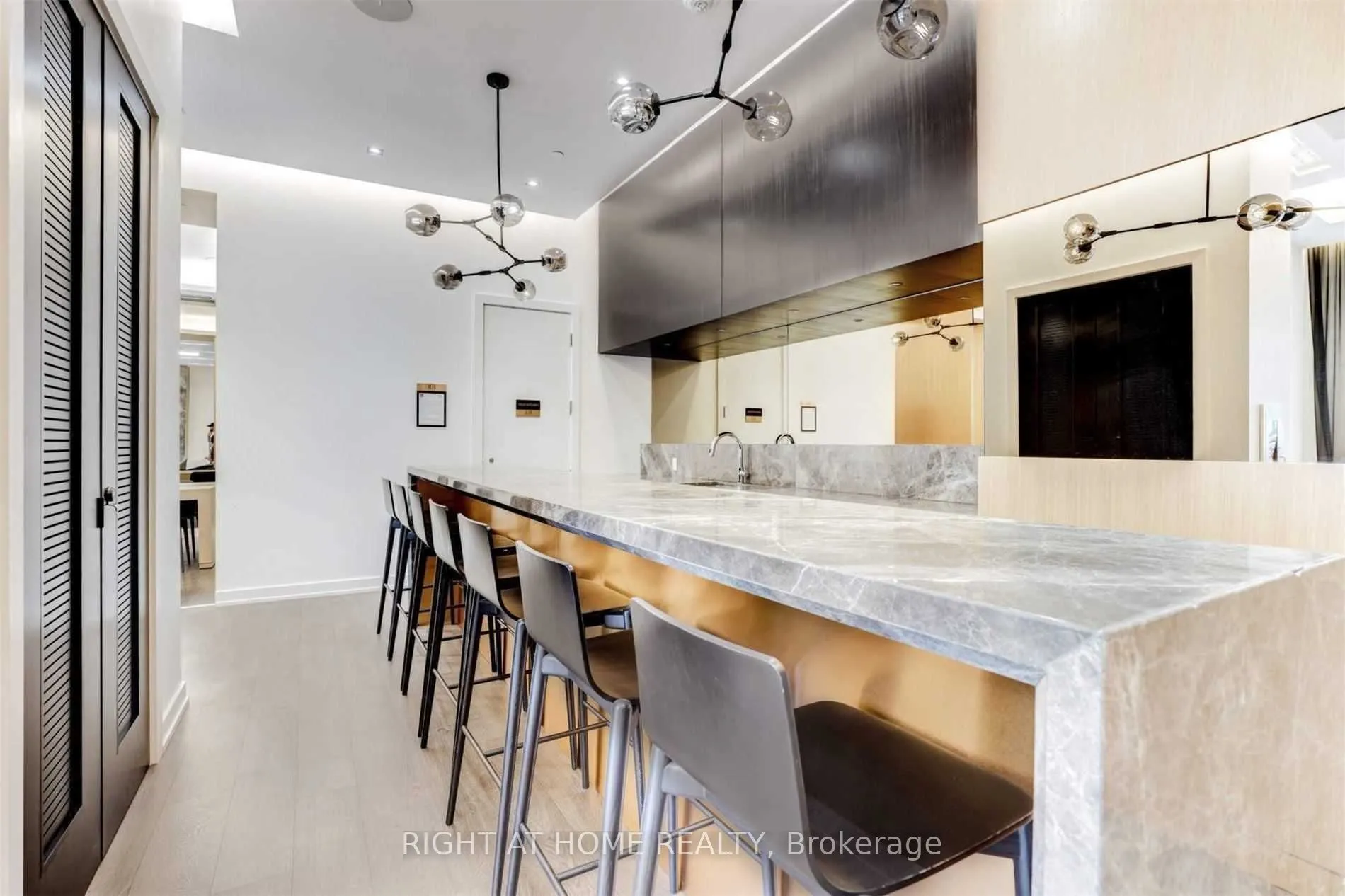101 Erskine Avenue, #1906