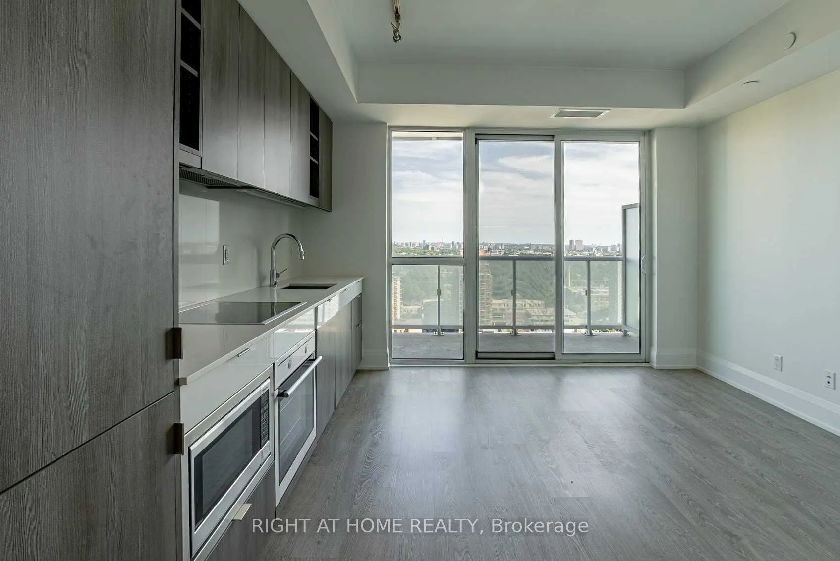 101 Erskine Avenue, #1906
