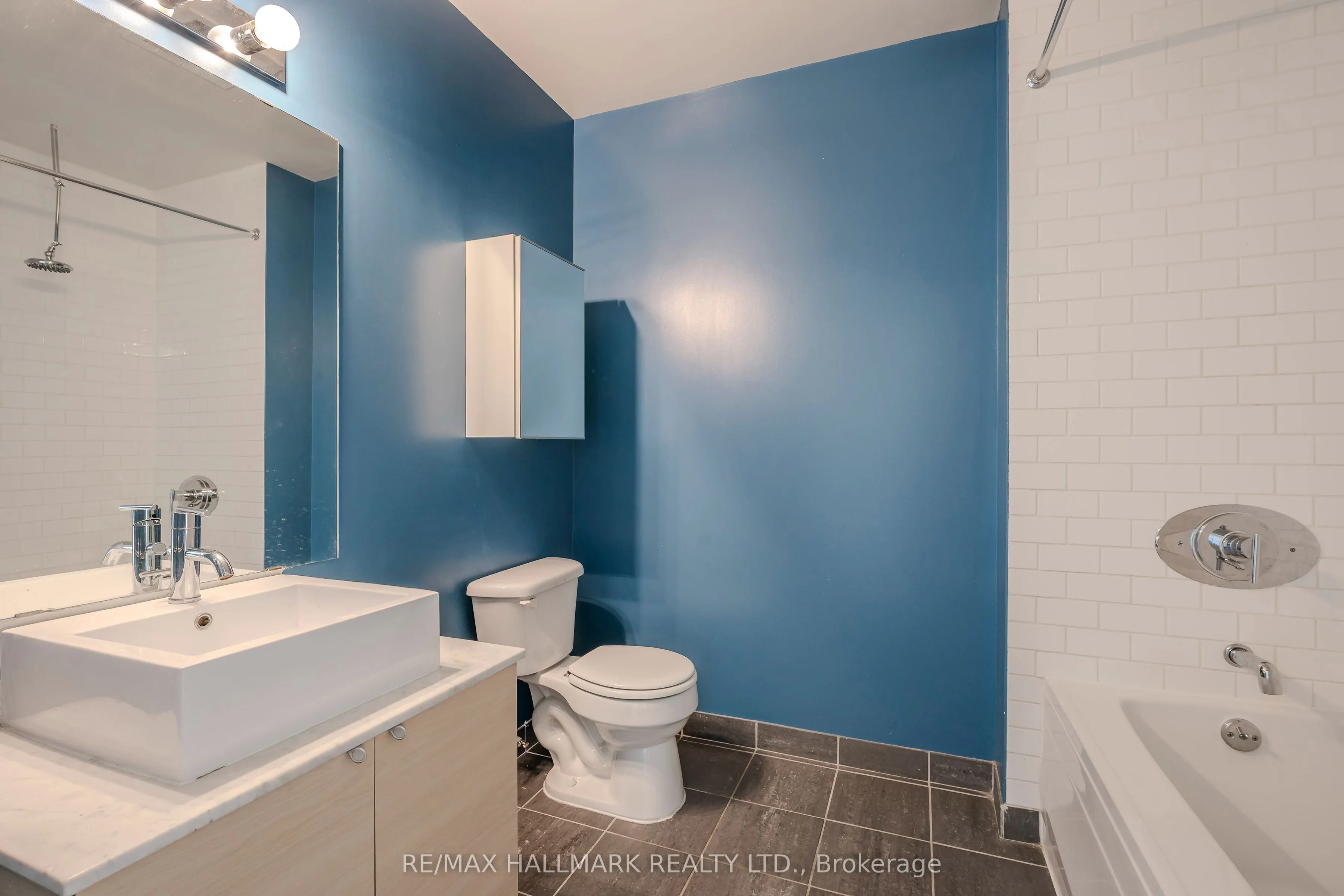 60 Bathurst Street, #910