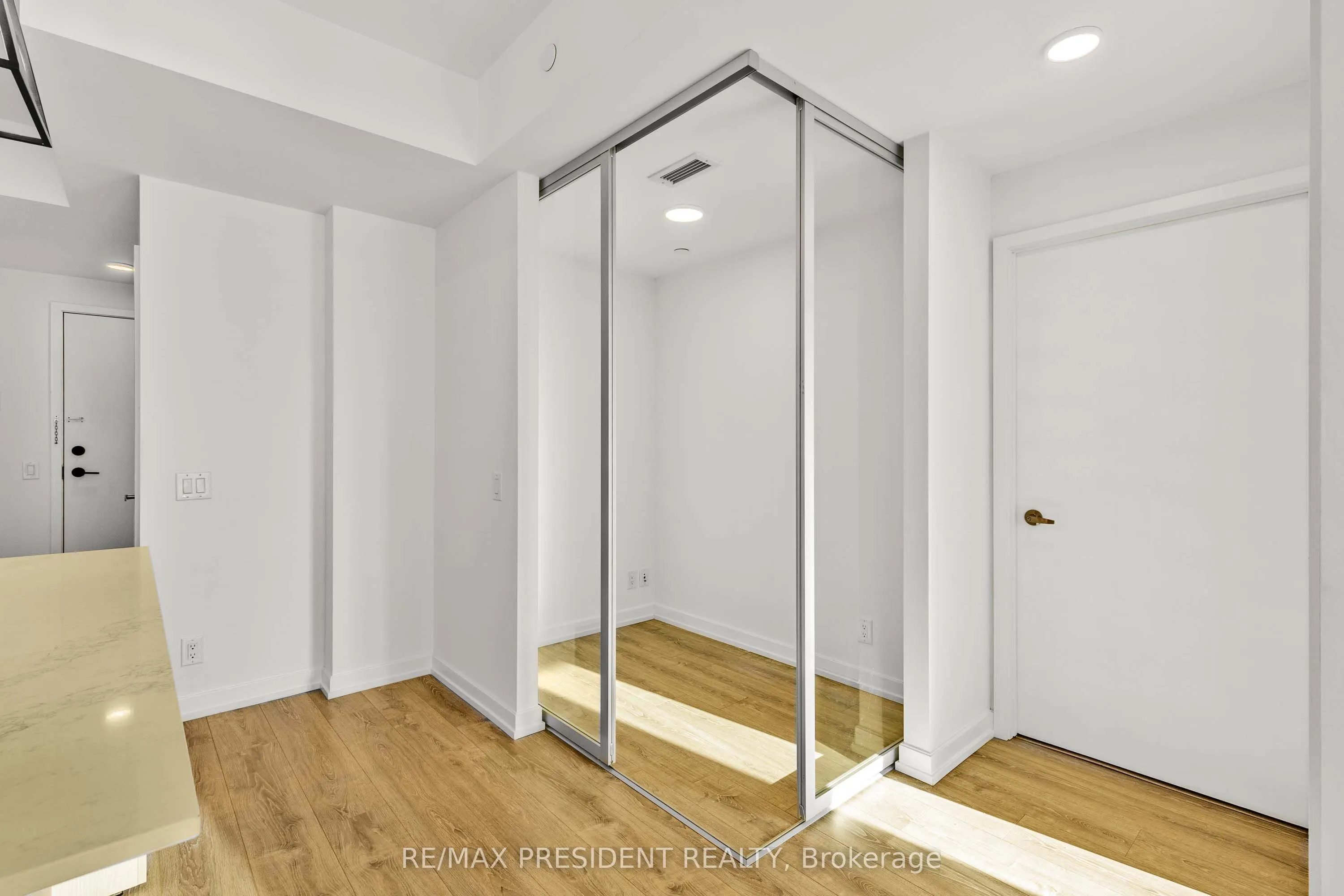 20 Tubman Avenue, #2401