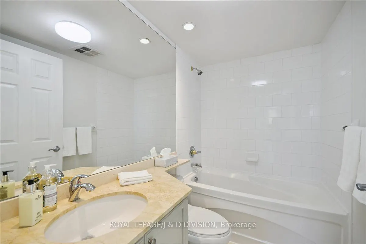 245 Davisville Avenue, #405