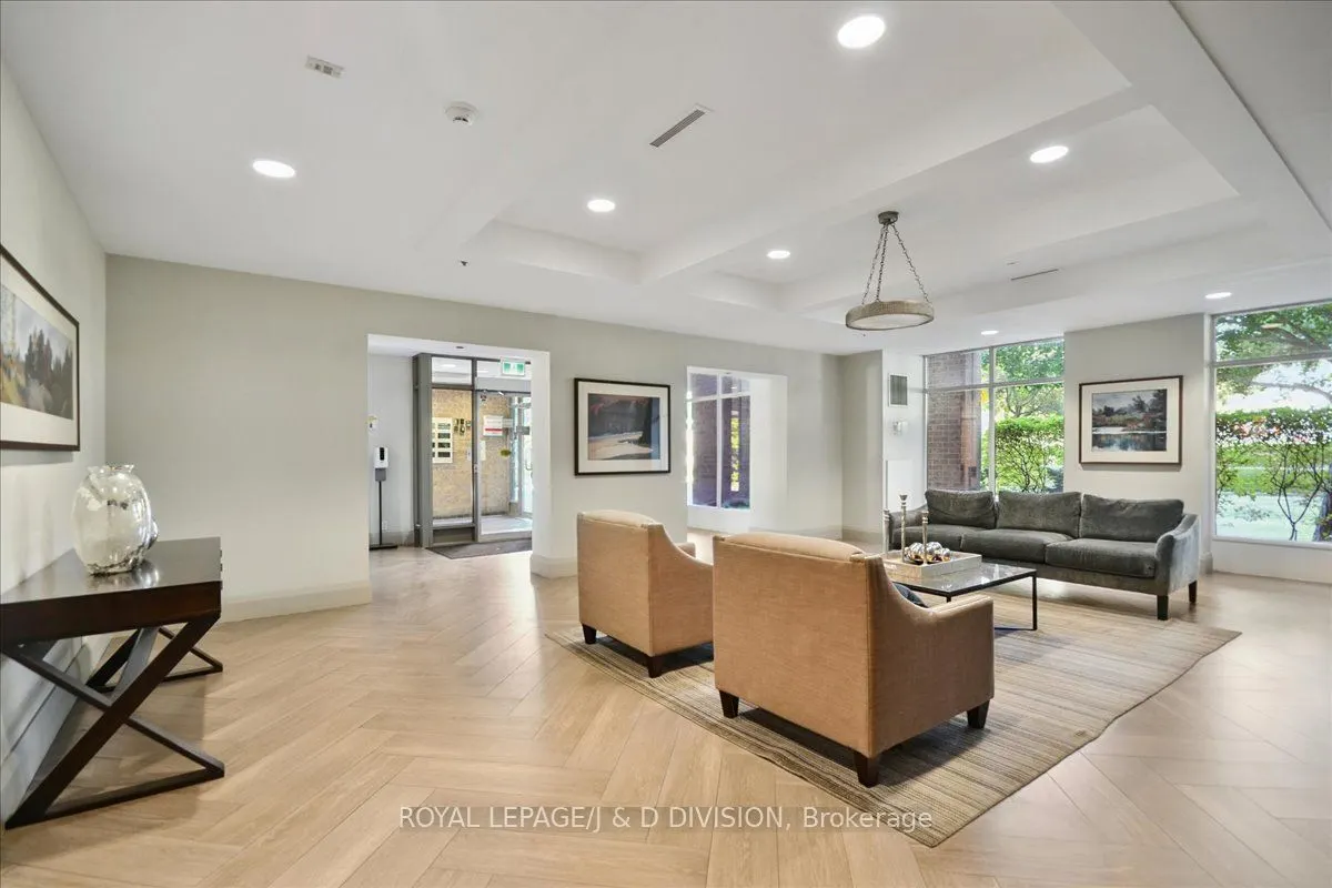 245 Davisville Avenue, #405