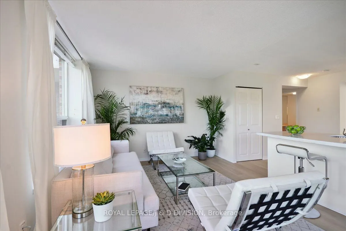 245 Davisville Avenue, #405