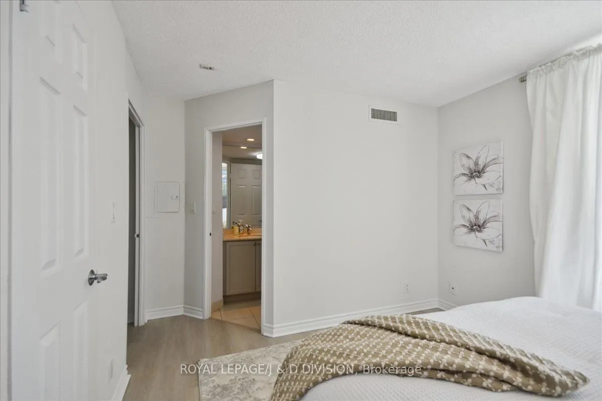 245 Davisville Avenue, #405
